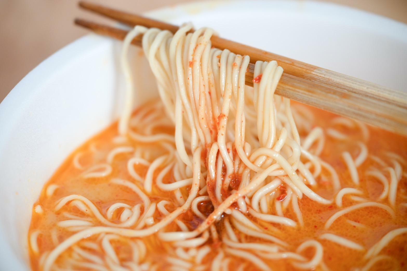 箸で持ち上げた麺