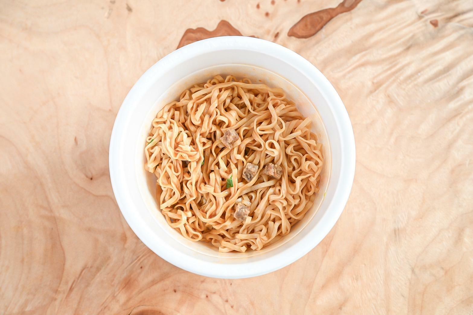 完成したチキンラーメンどんぶり 花椒香る汁なし担々麺