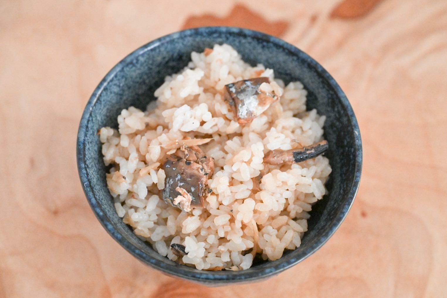 茶碗に入った秋刀魚と生姜のごはん