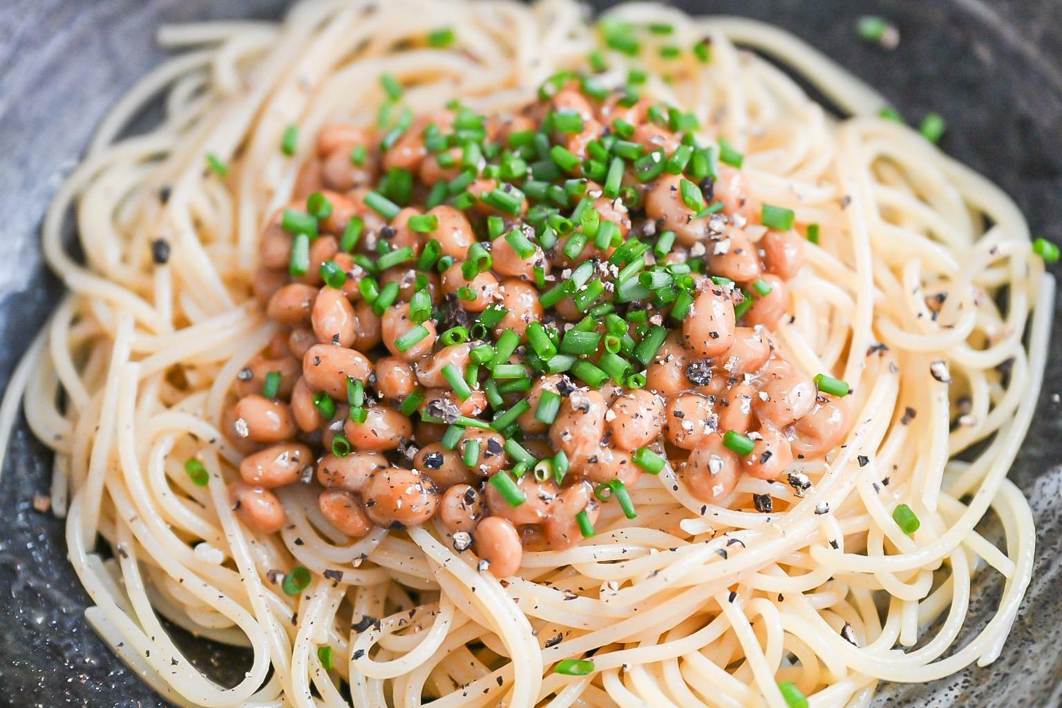 皿に盛られた納豆パスタ