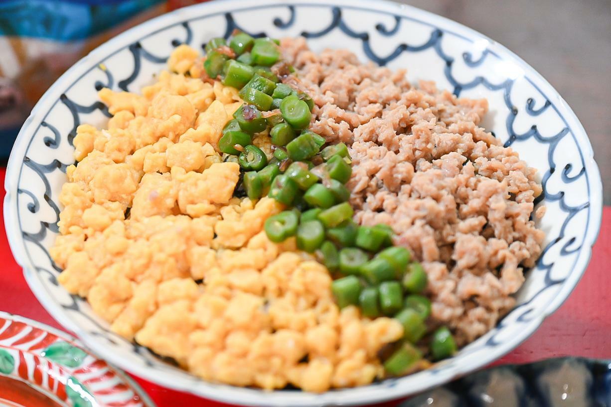 鶏そぼろ三色丼