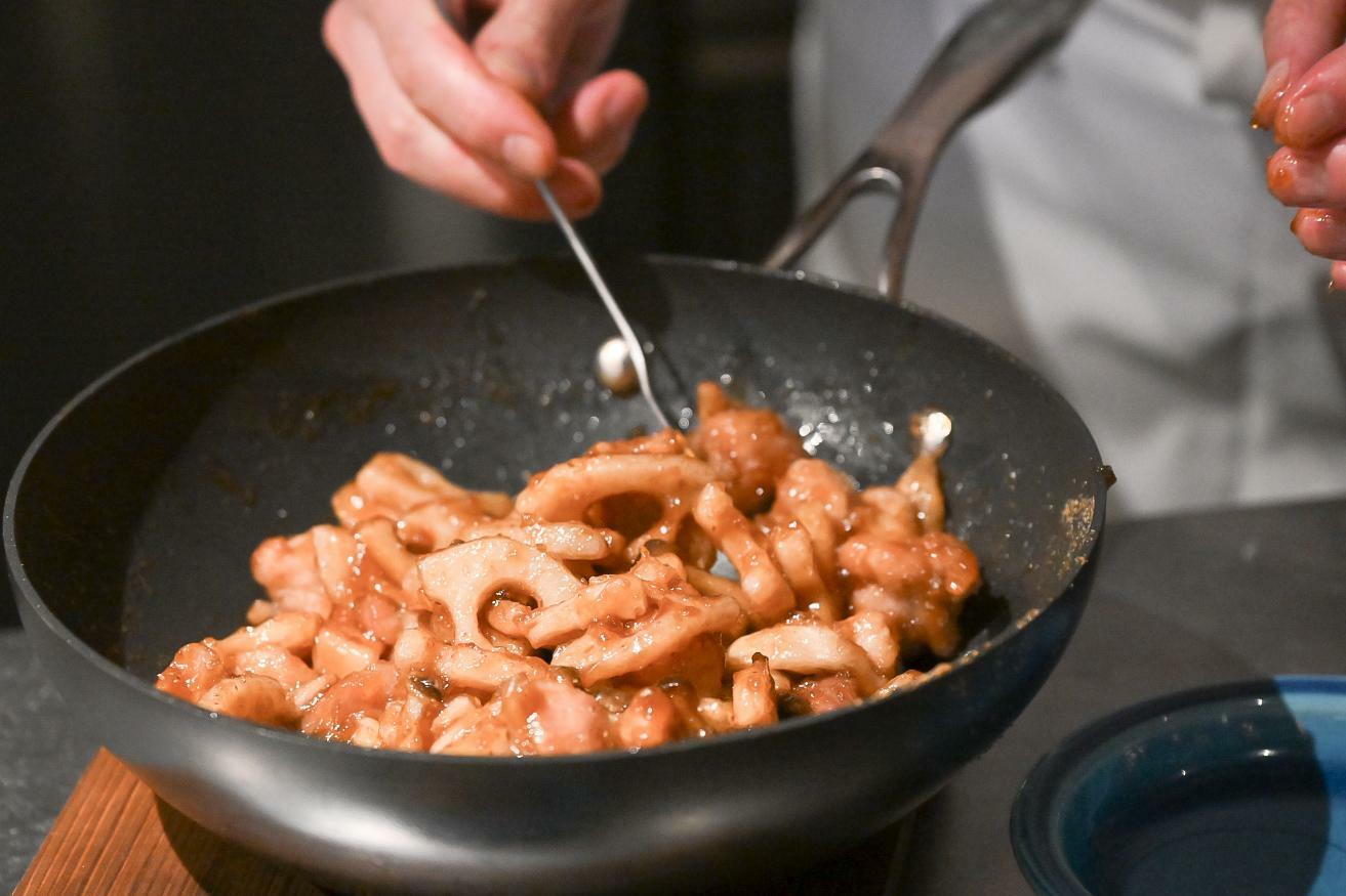 フライパンに入った鶏とレンコンとしめじの甘ダレがらめ