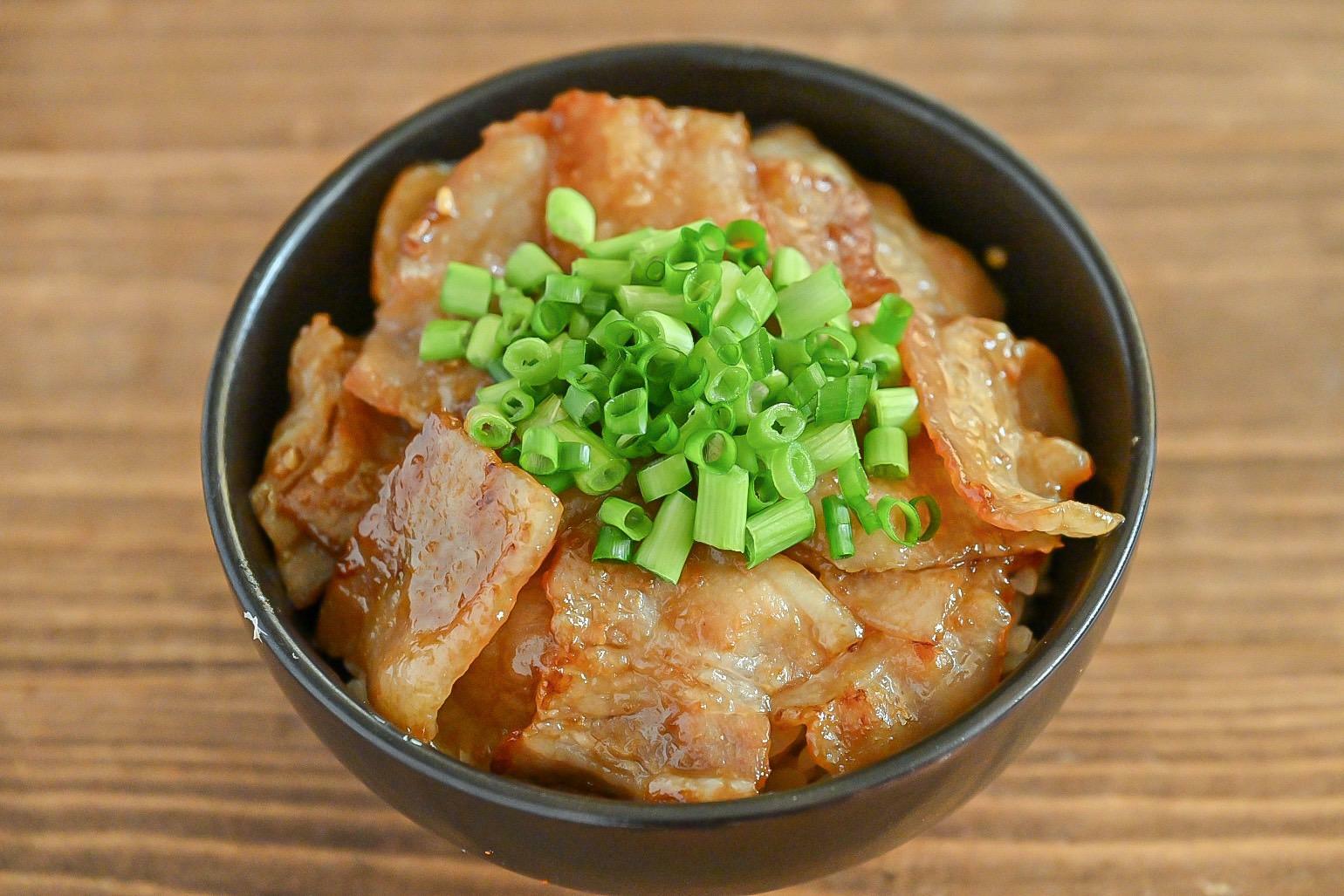 黒い器に入ったバカッタレ丼