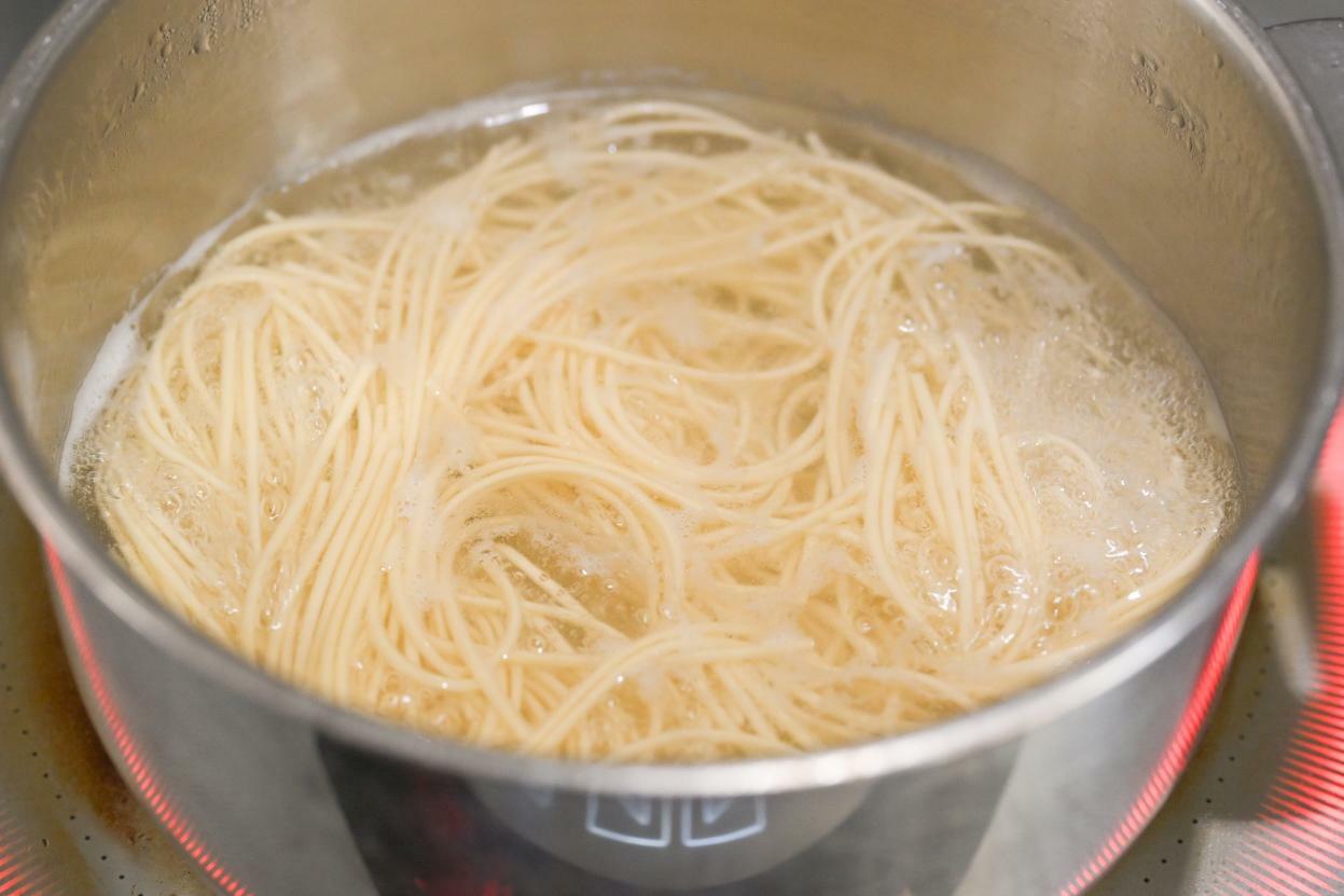 鍋に入った麺