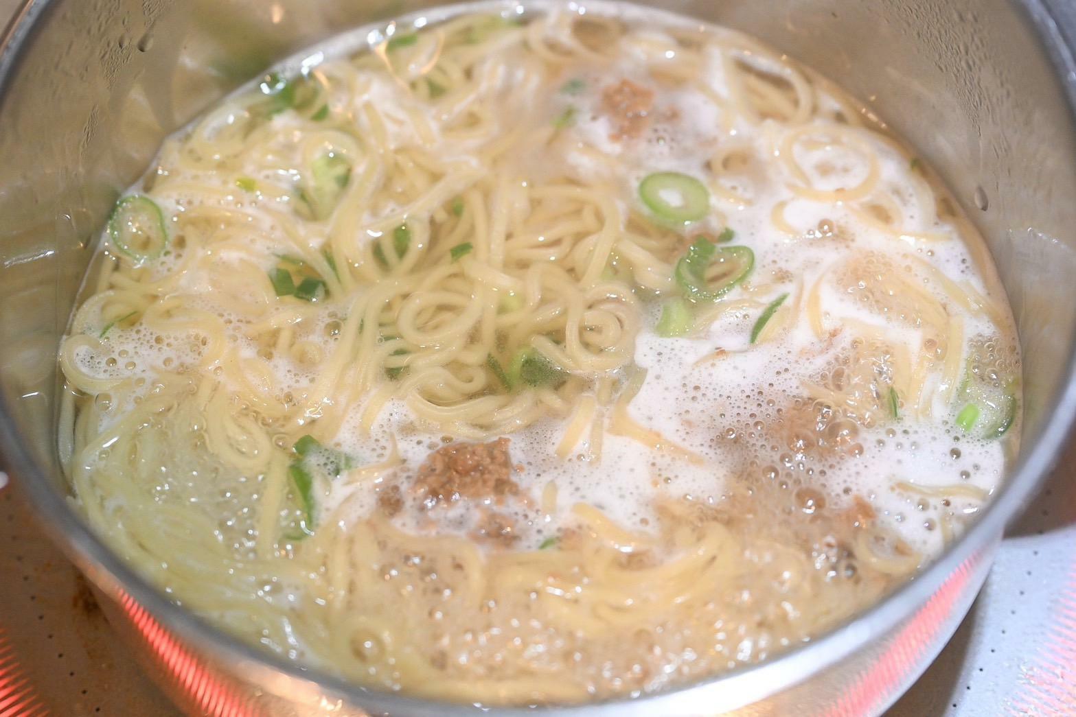 鍋に入った担々麺