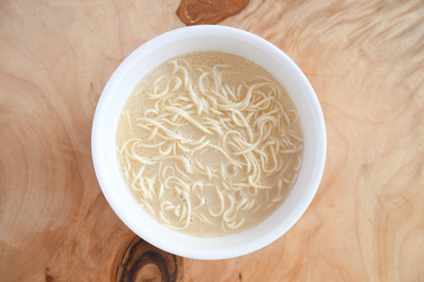 秘伝のたれを入れる前のカップ麺