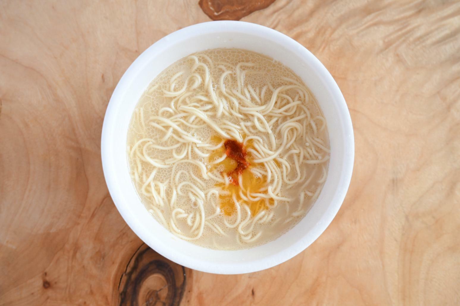 秘伝のたれを入れたカップ麺