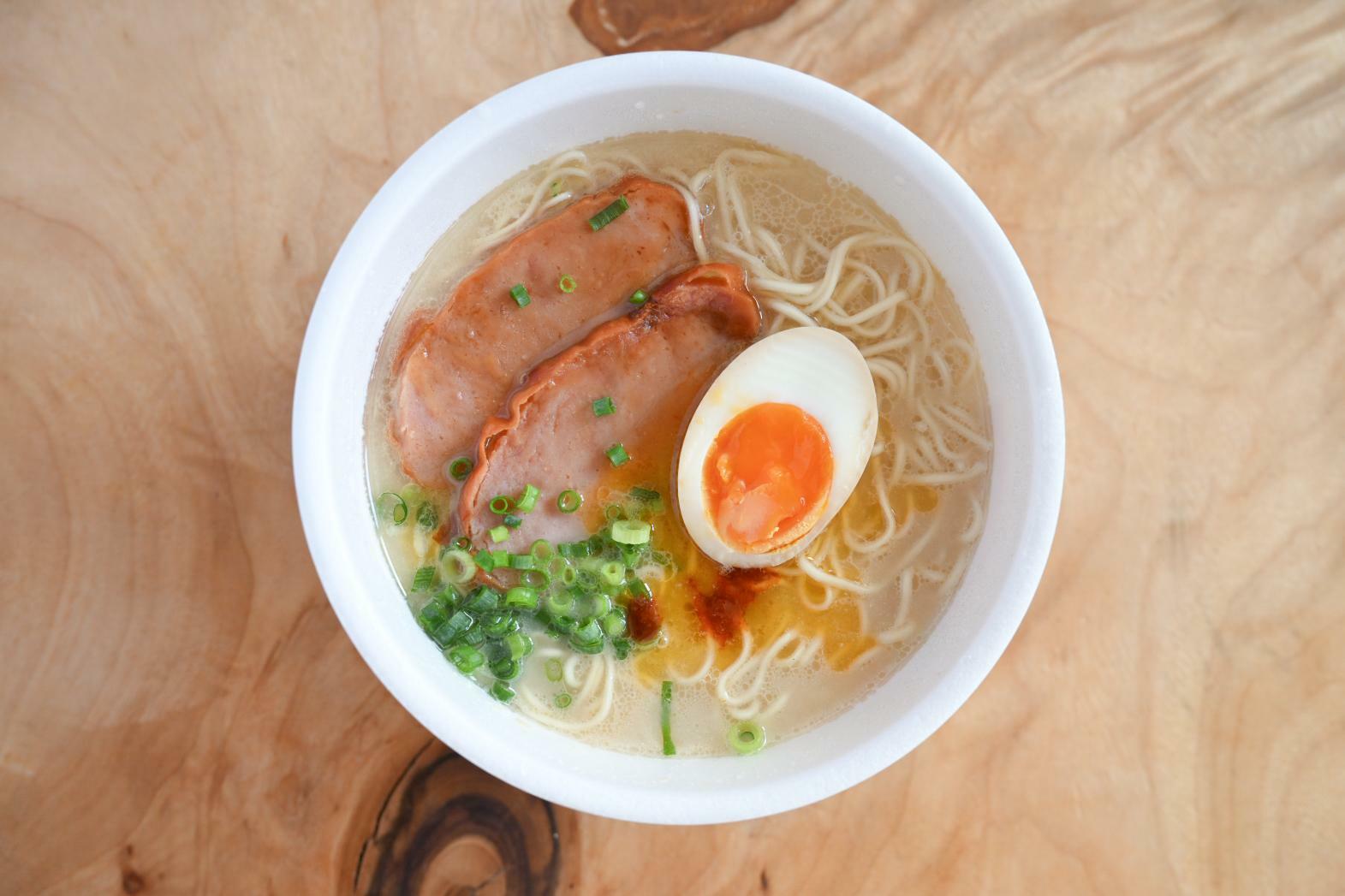 具材をのせたカップ麺