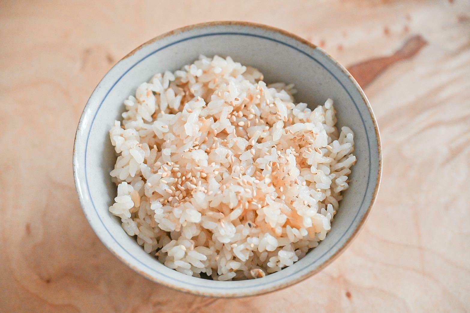 茶碗に入った炊き込みごはんの素　鮭ハラスと舞茸のごはん