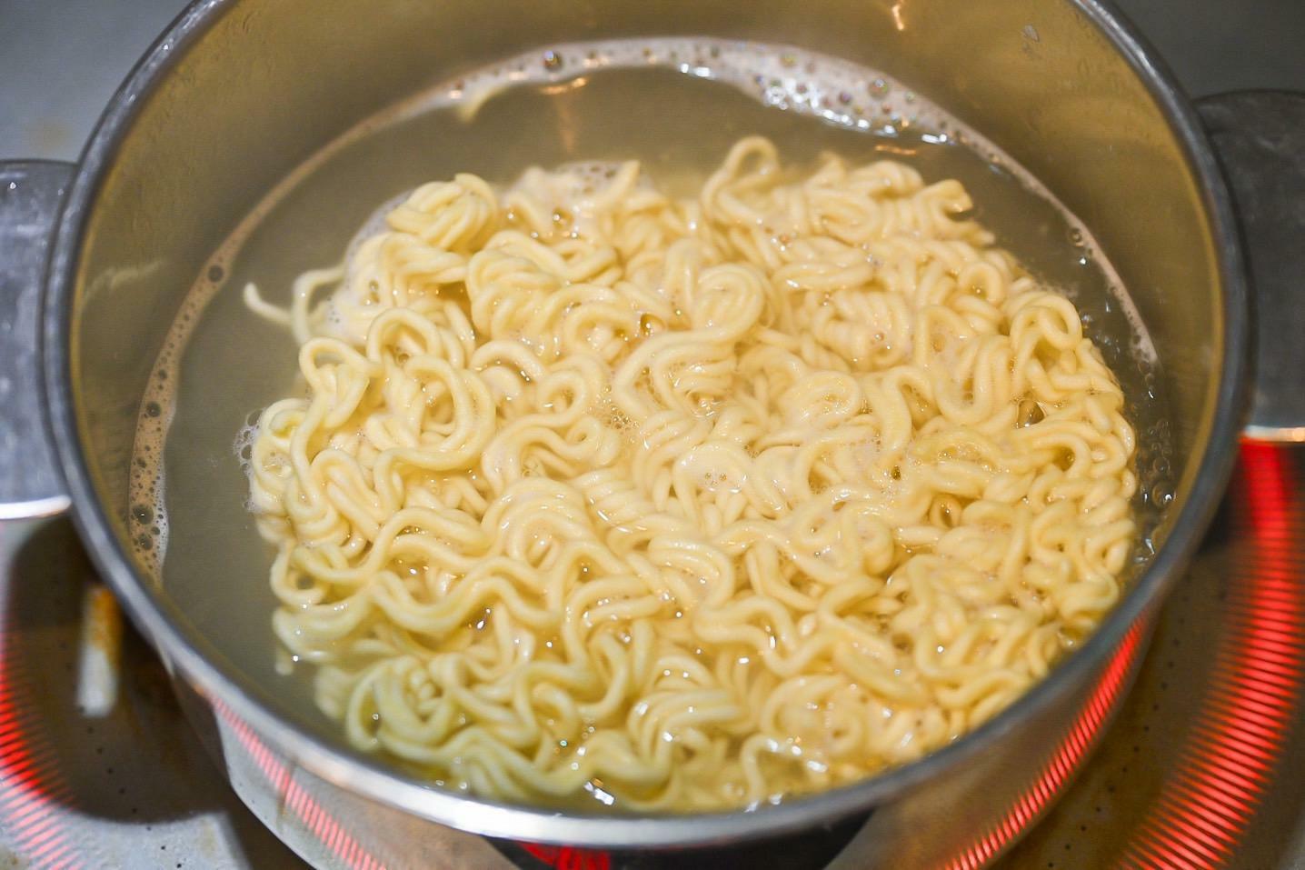 鍋に入った麺