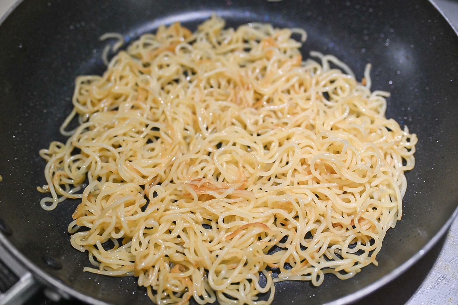 フライパンに入った焼きそば麺