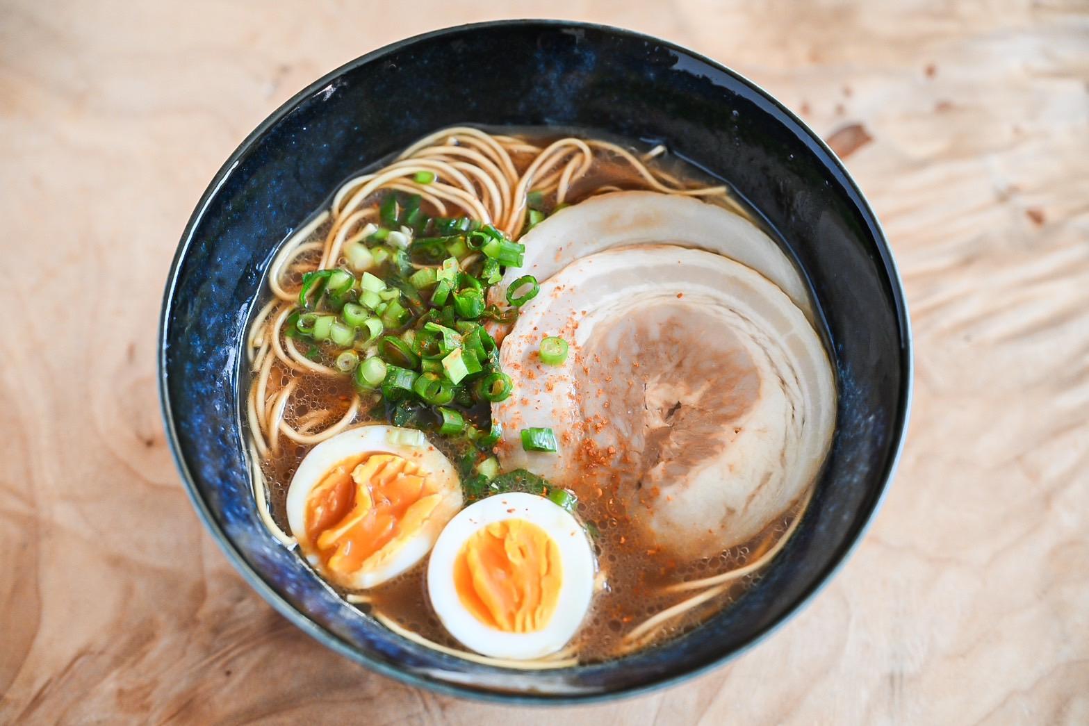 丼に入った完成したラーメン