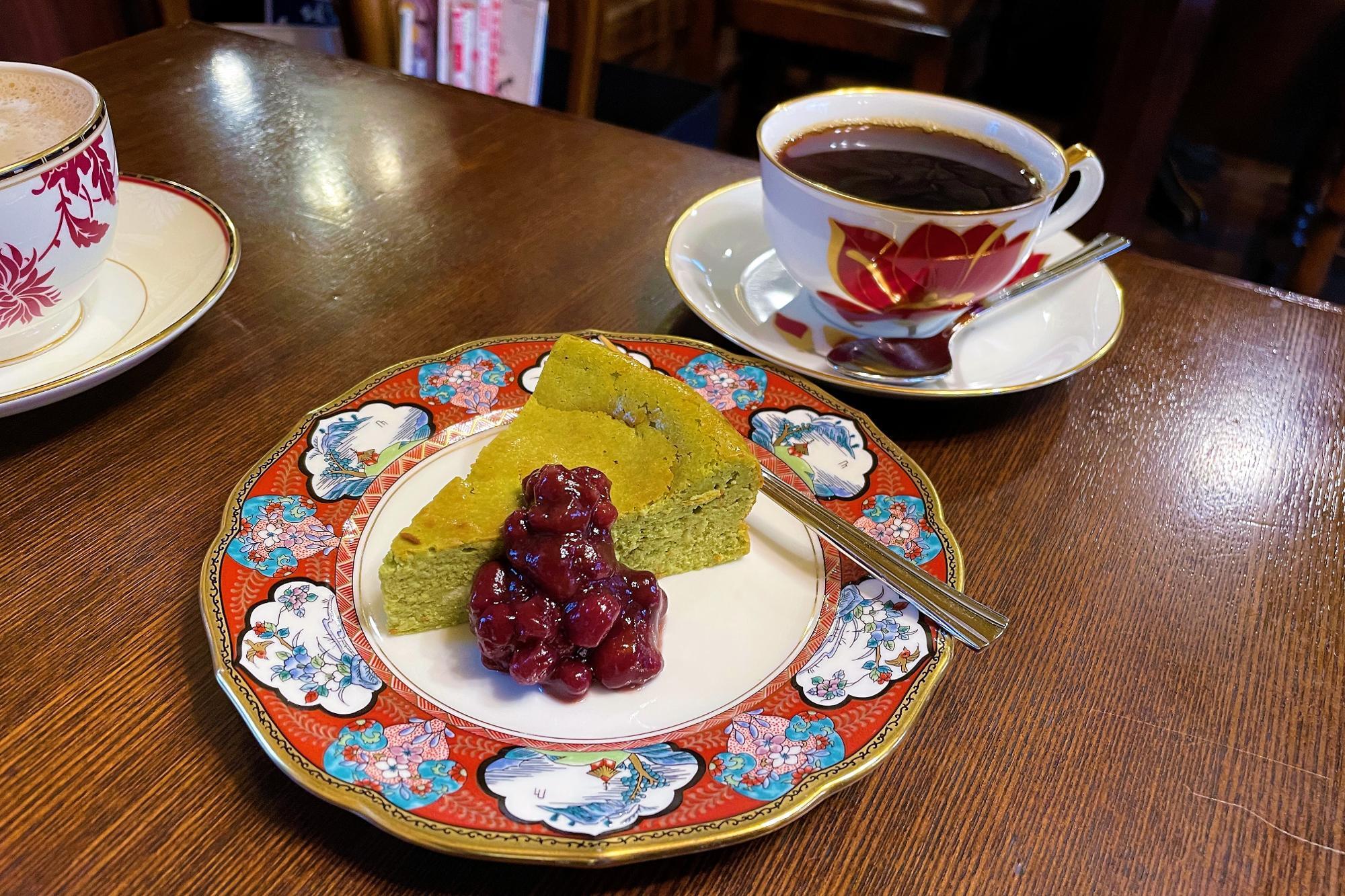 抹茶チーズケーキ(税込450円)　コーヒー(サントス・税込500円)