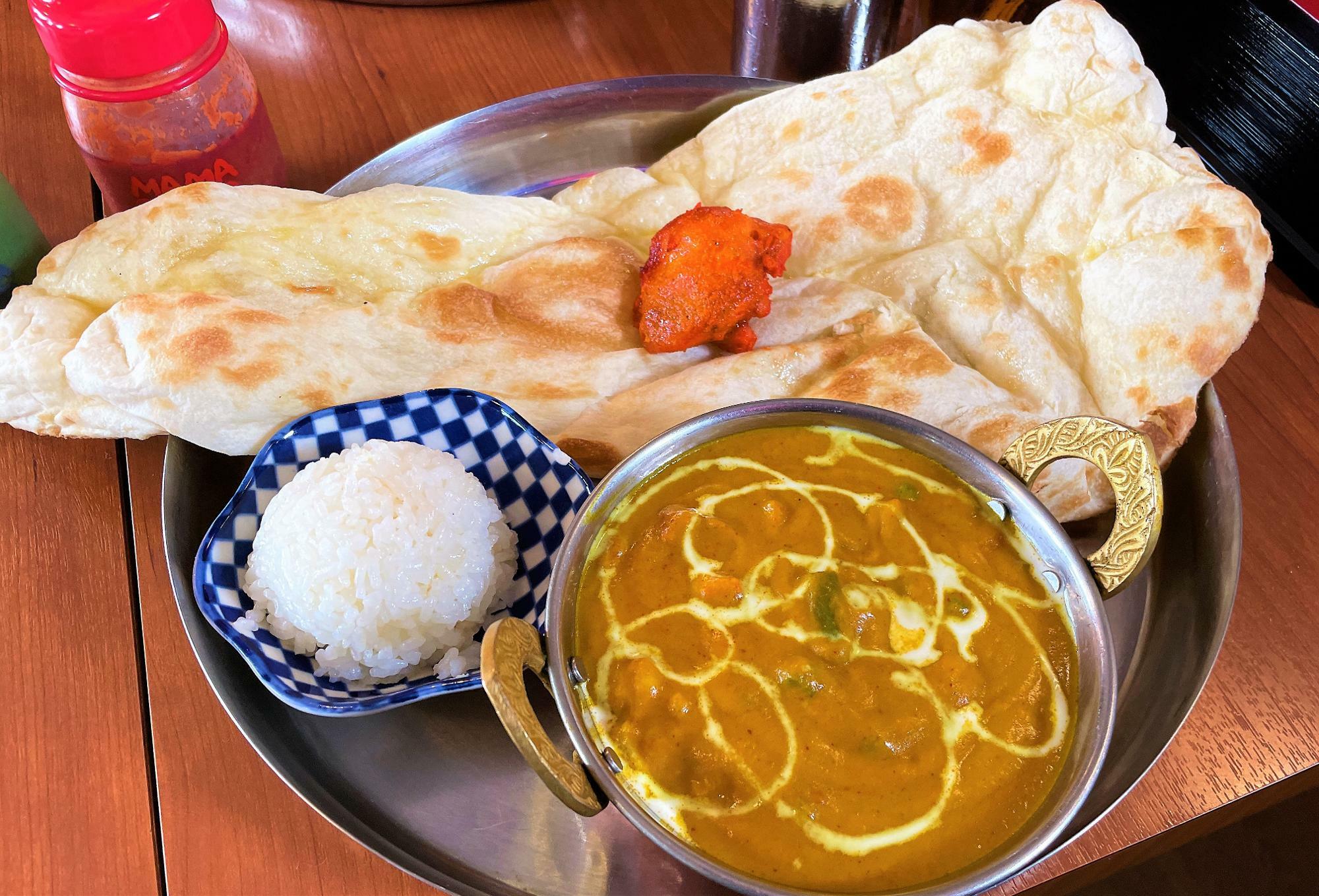 Aセット (野菜カレー)　サラダ・ドリンク付きで、税込850円