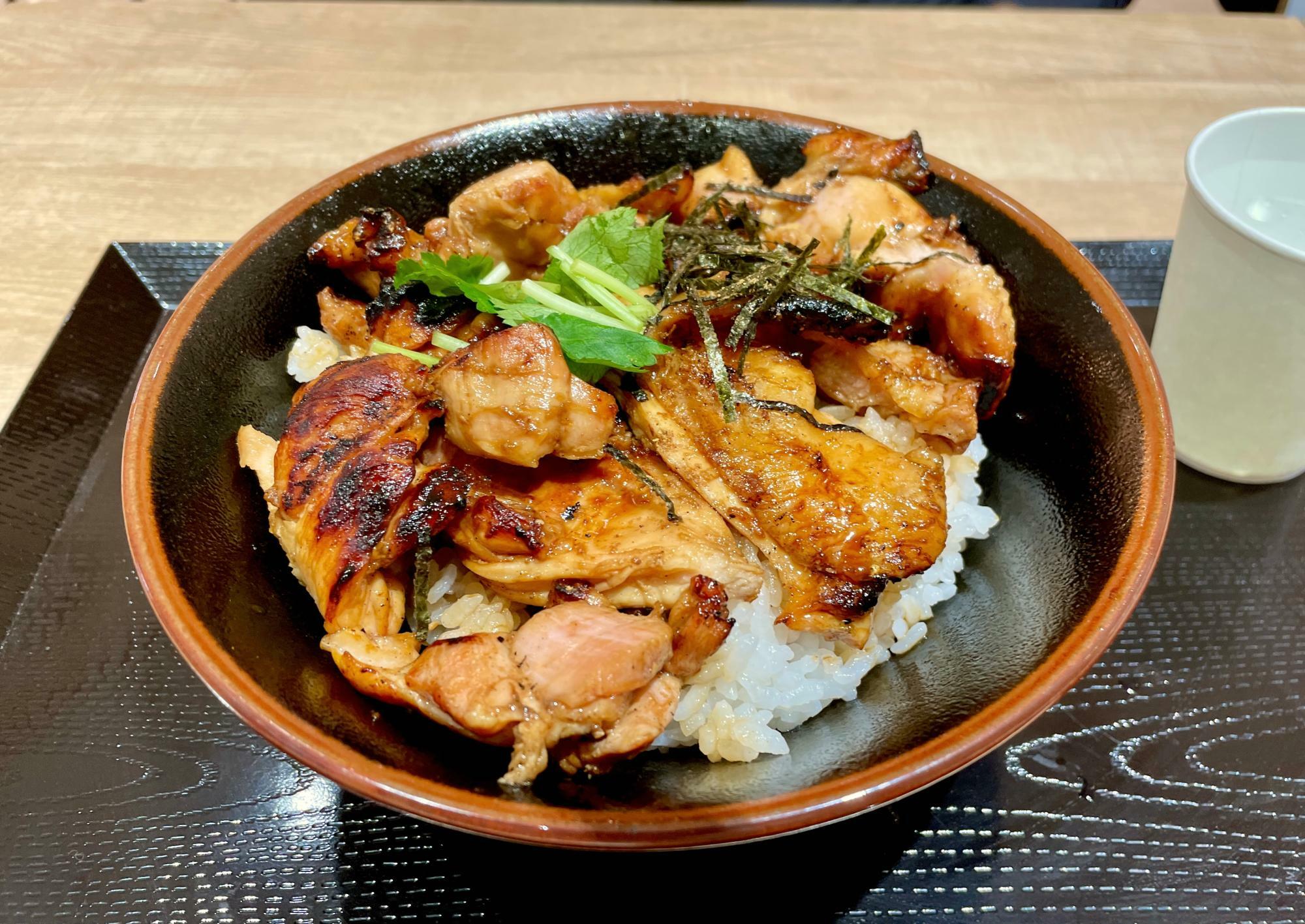 炭火焼鳥丼　税込825円