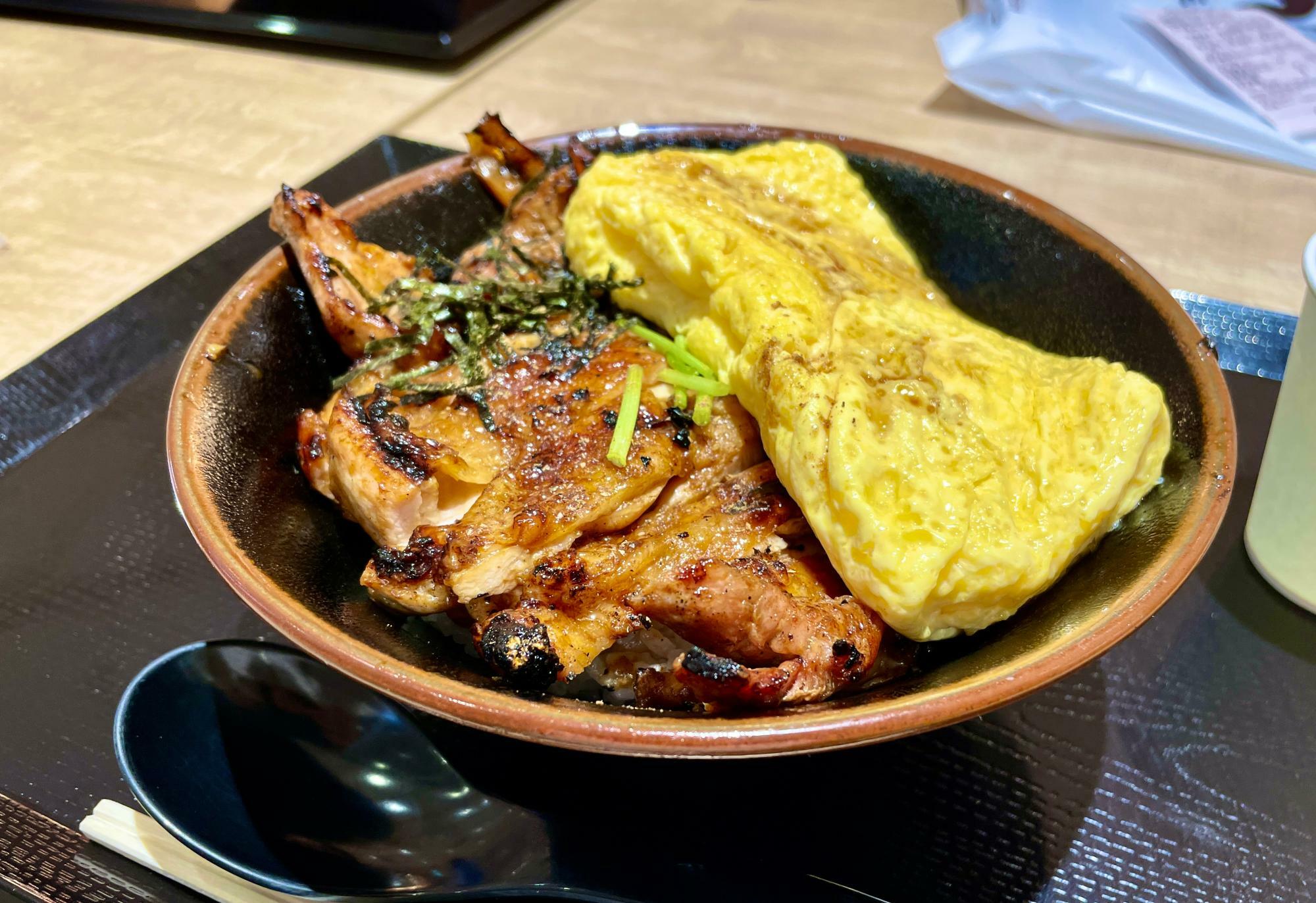 だし巻き焼鳥丼　税込1045円