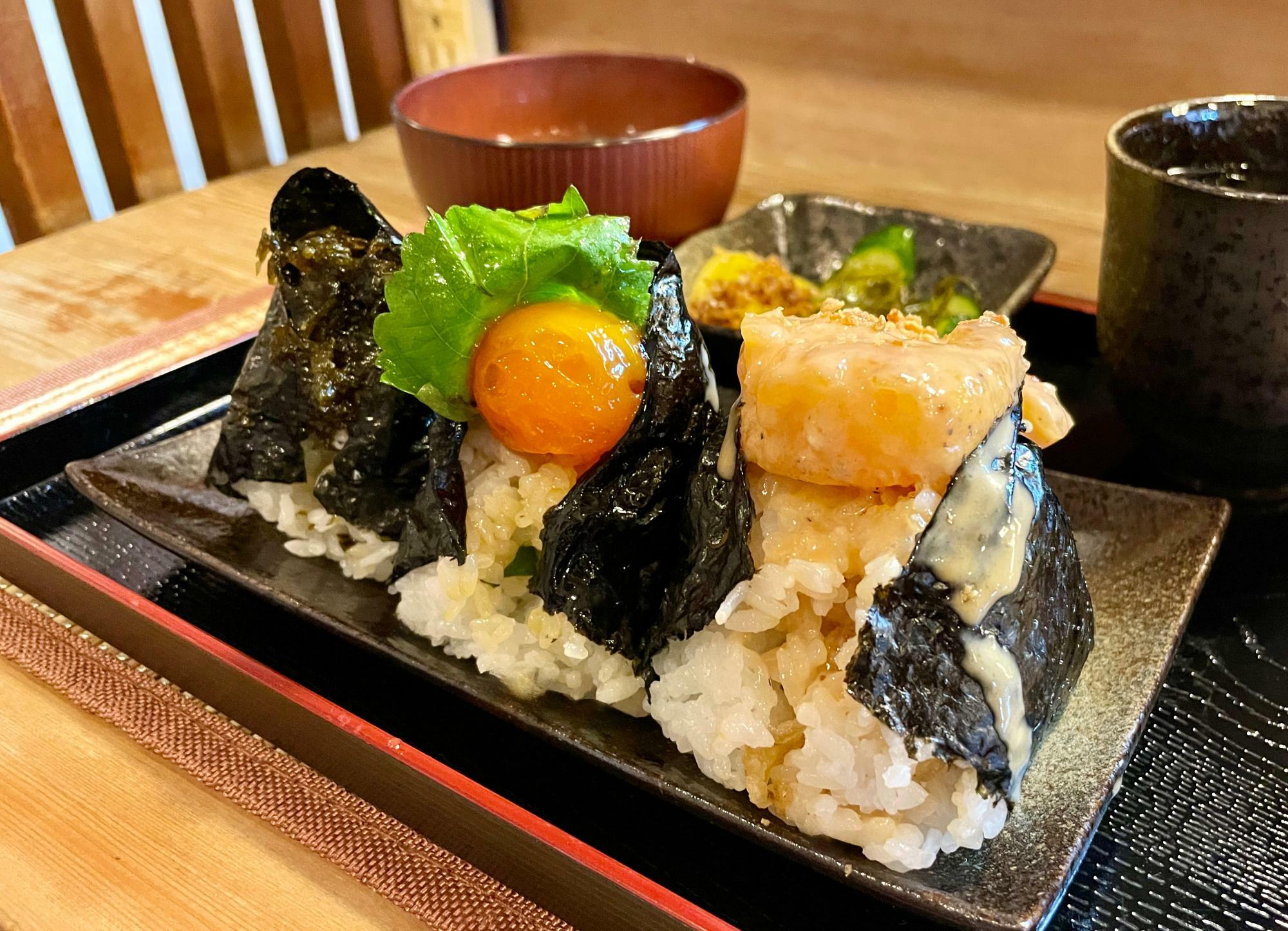 小ぶりといっても、コンビニおにぎりより大きい。通常サイズはどんなに大きいんでしょう！