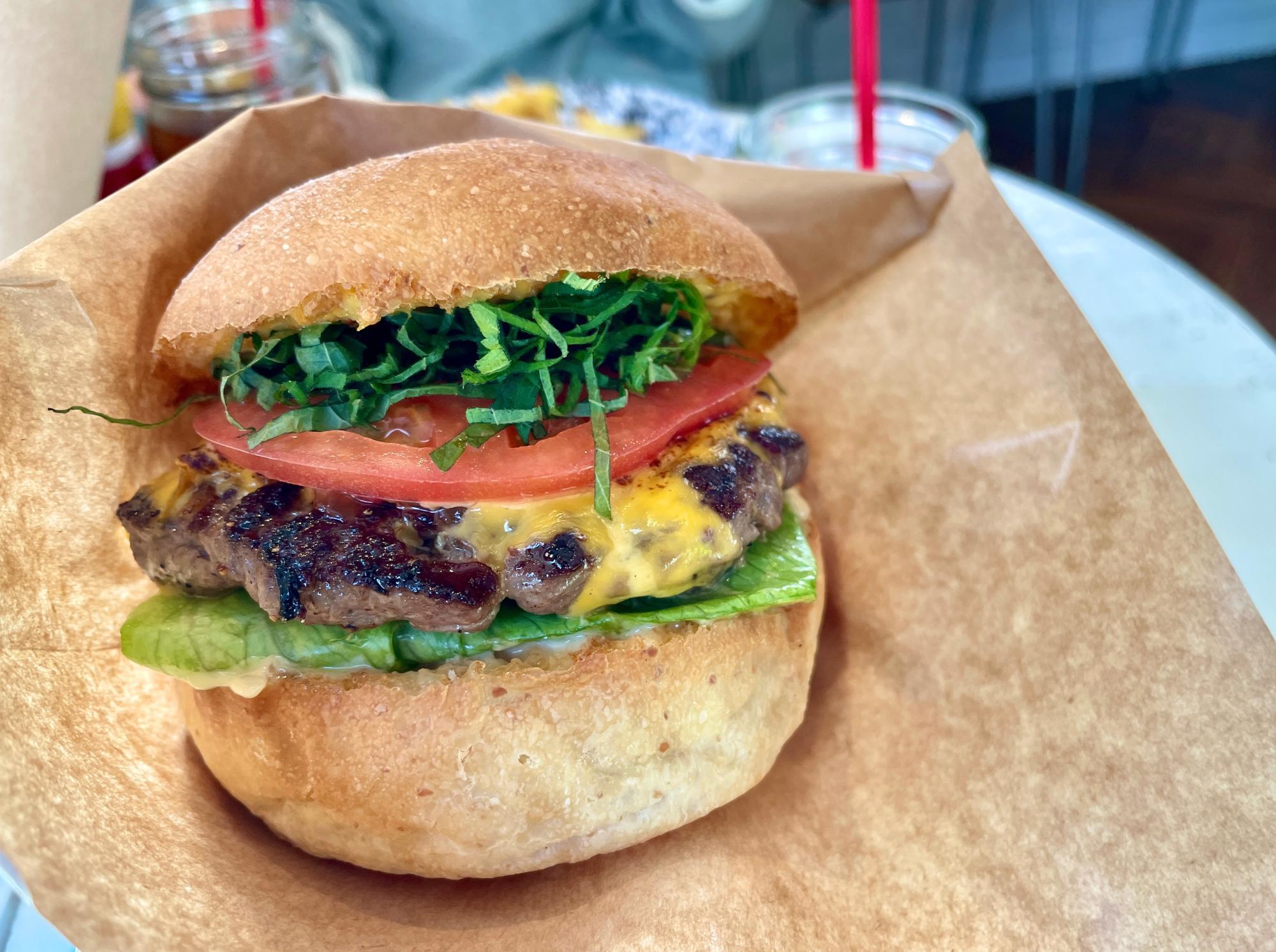 ハンバーガー紙に包んでたべます。それにしても、この肉オーラ！