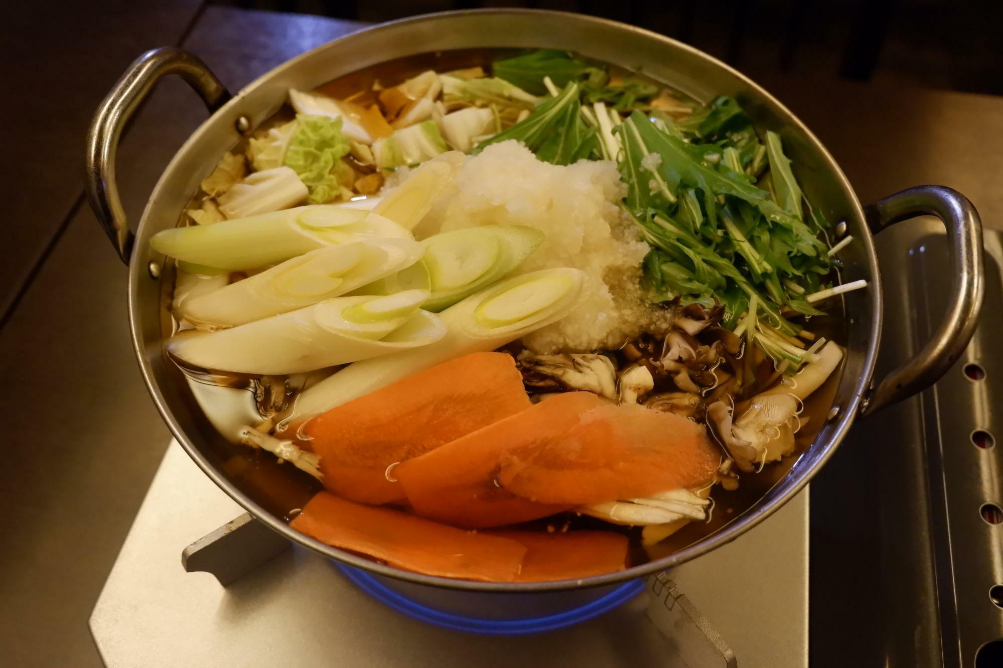 白菜、長ねぎ、にんじん、水菜、まいたけなど野菜がたっぷりのみぞれ鍋