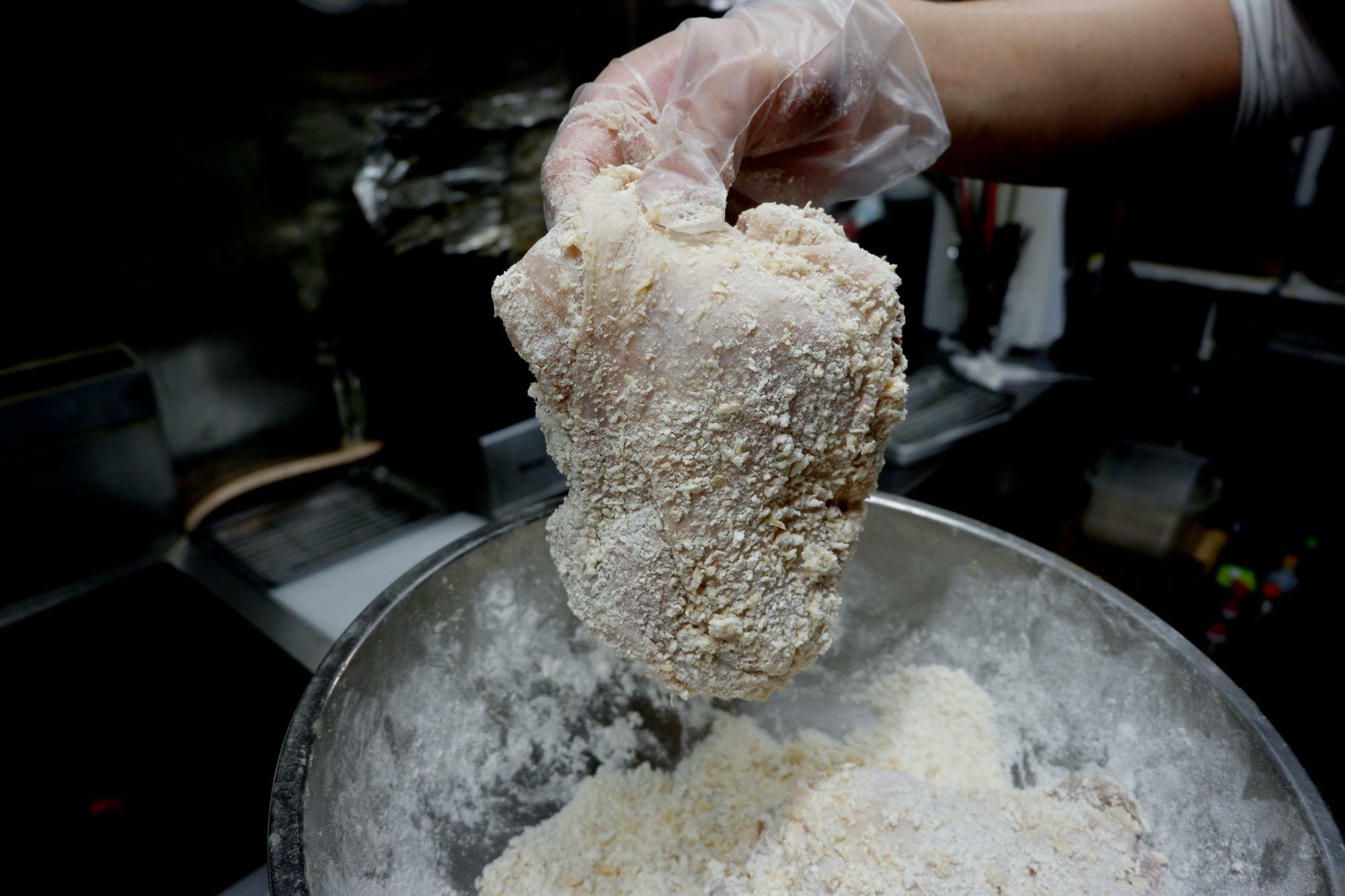 揚げる前の「鶏もも1枚ざぶとん揚げ」。片栗粉・小麦粉・パン粉をブレンドした衣をまぶして油へ投入