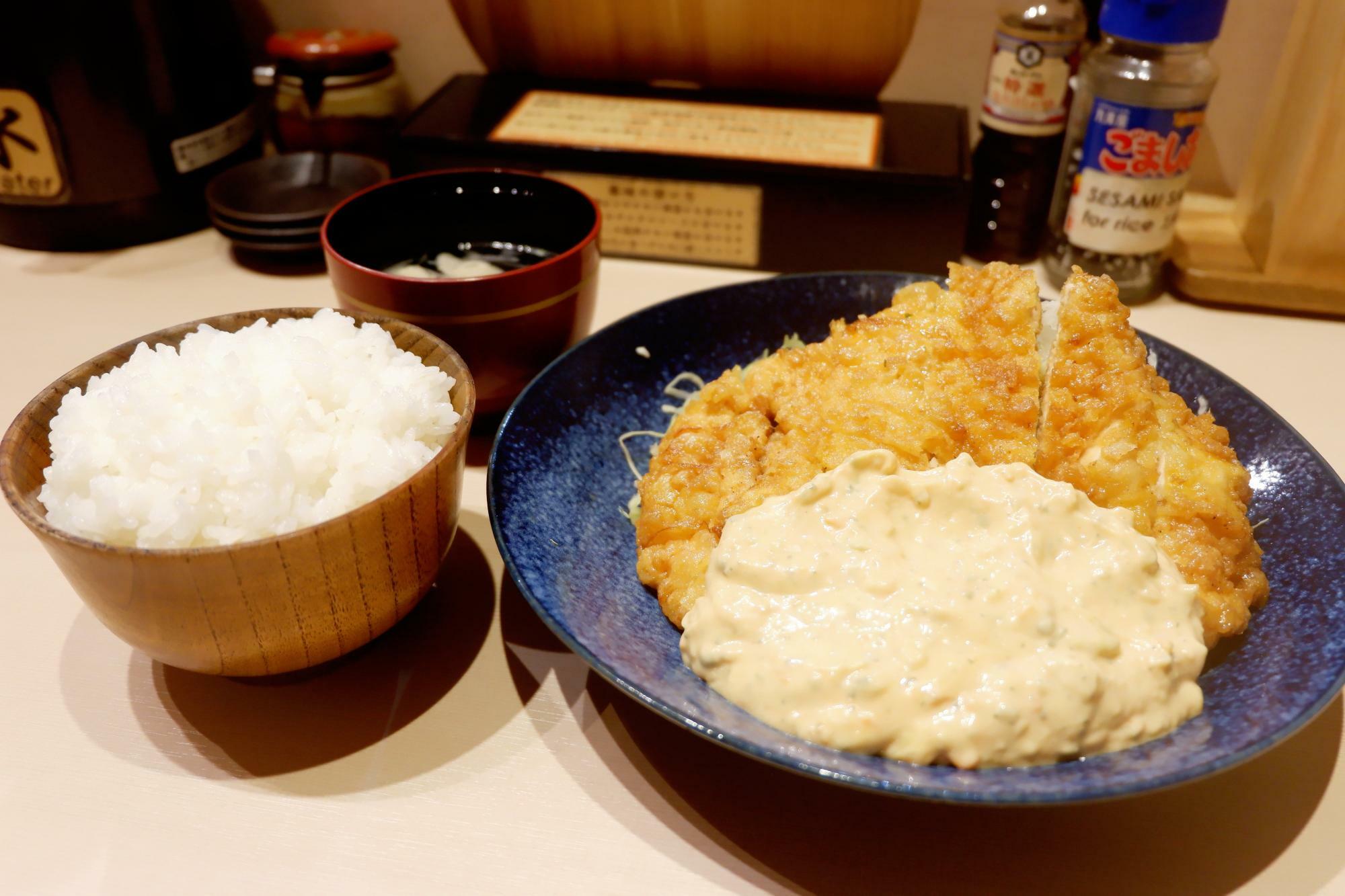 「宮崎チキン南蛮」（1,390円・一枚肉・ごはん普通盛り）は『おぐら』の味を可能な限り再現しているそうです