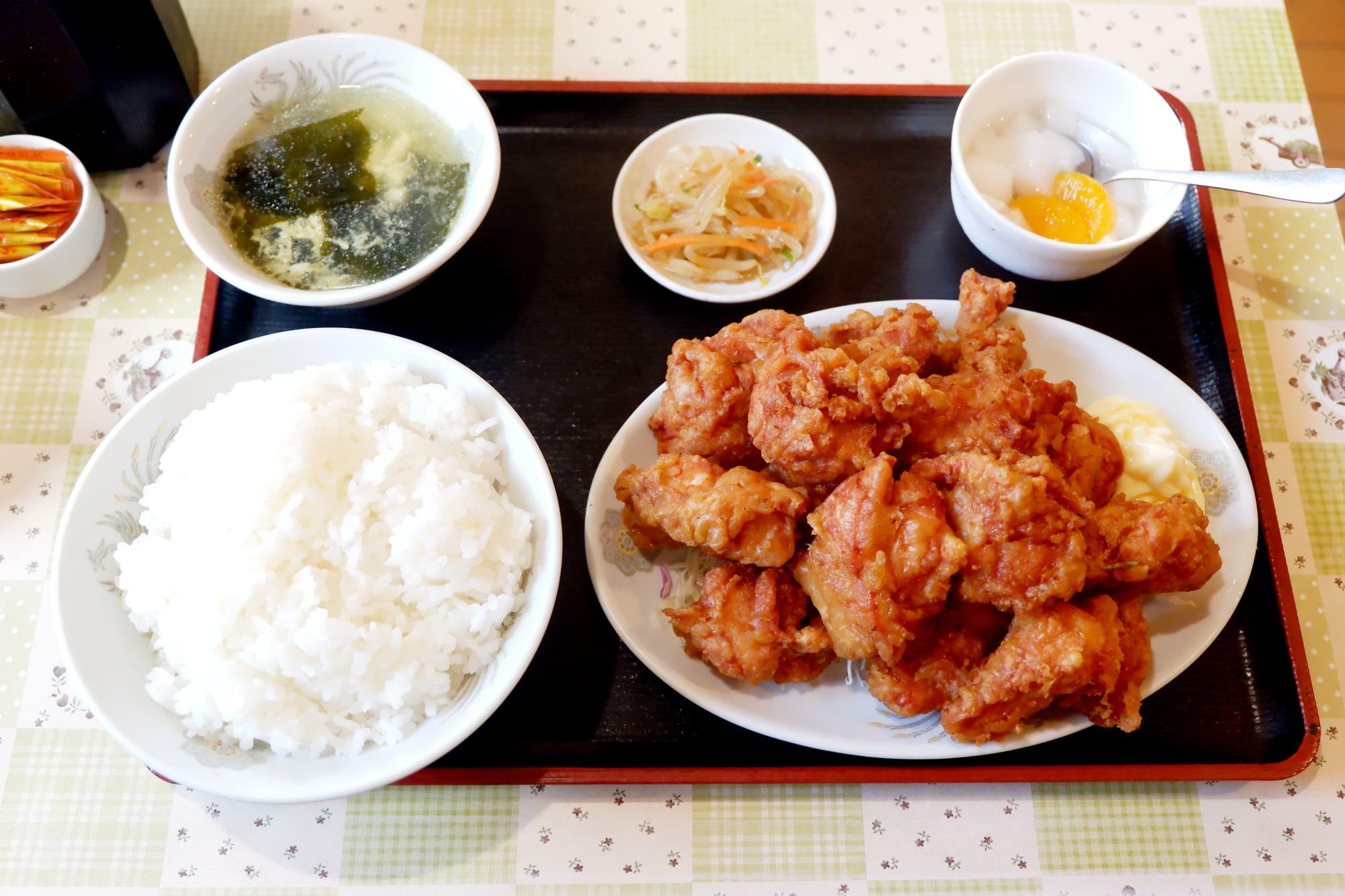 唐揚げ定食。唐揚げの存在感がスゴい！