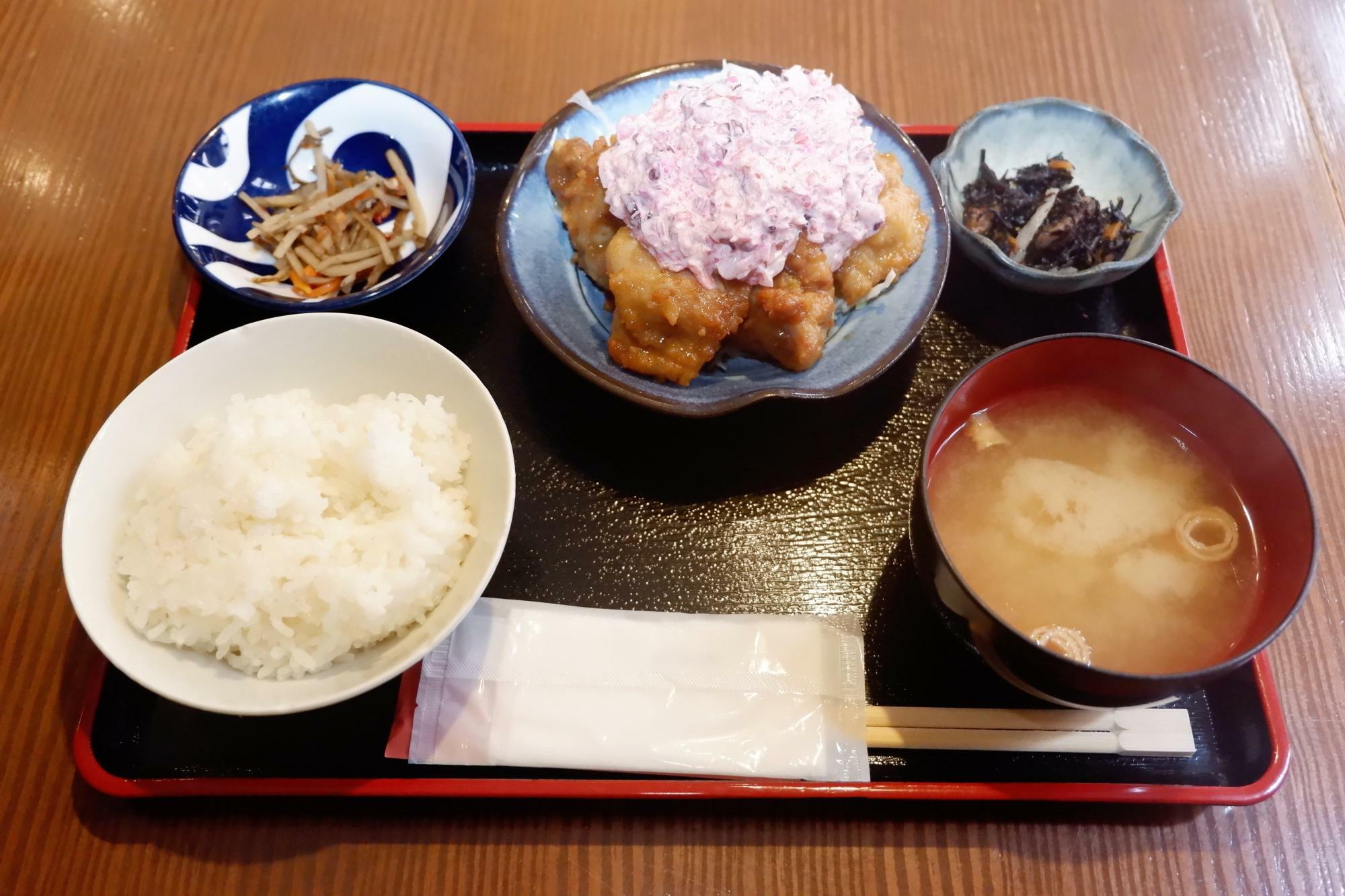 「からあげ南蛮定食」はメインのチキン南蛮のほか、ごはん、味噌汁、小鉢が2つ