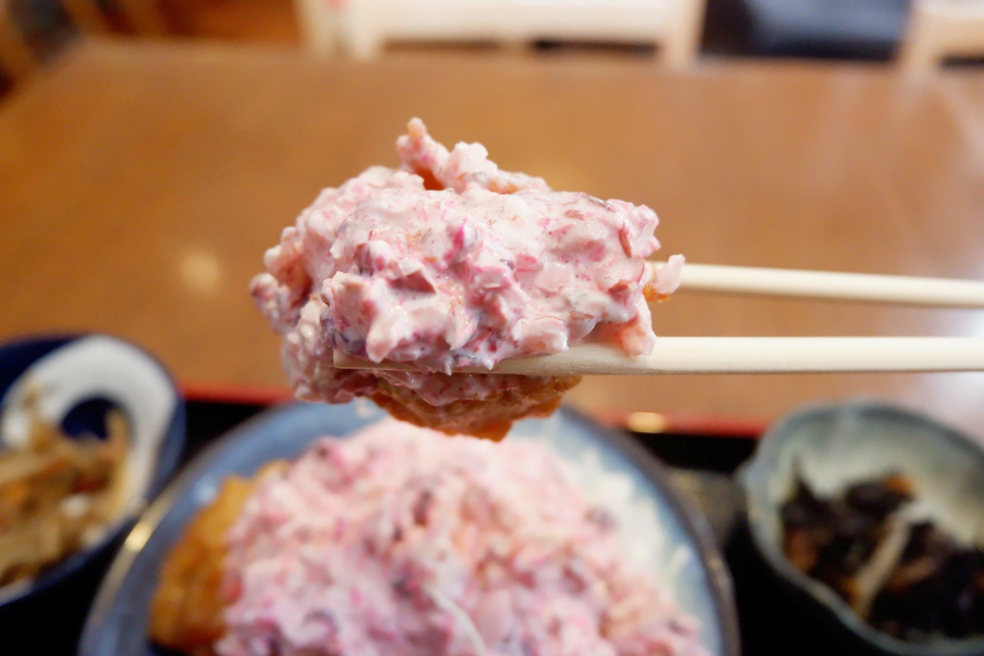 箸で持ち上げてみると、けっこうズシッとくる重量感！食べごたえありそう！