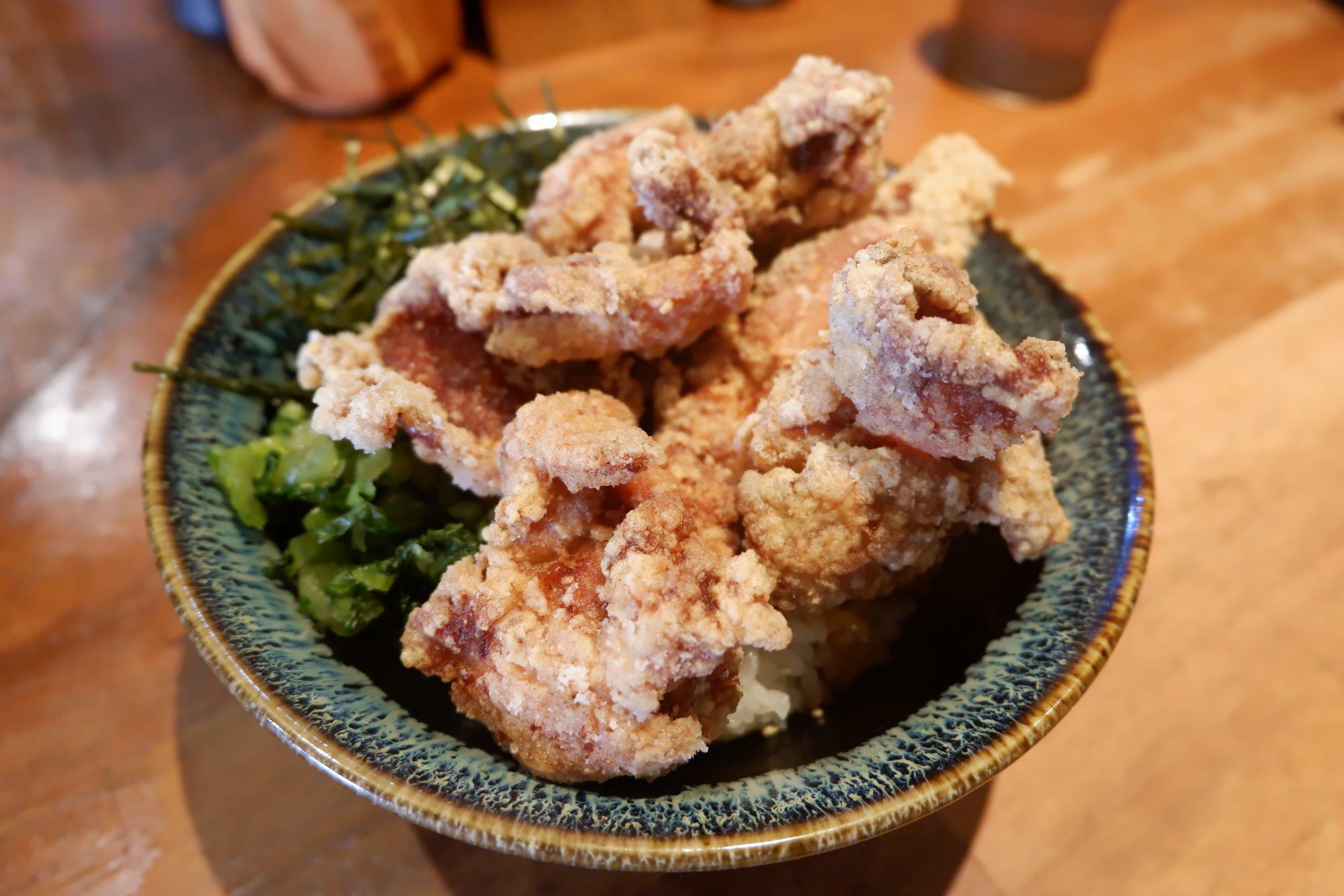 ただ唐揚げを盛り付けているだけではなく、刻み海苔、肉味噌、野沢菜も