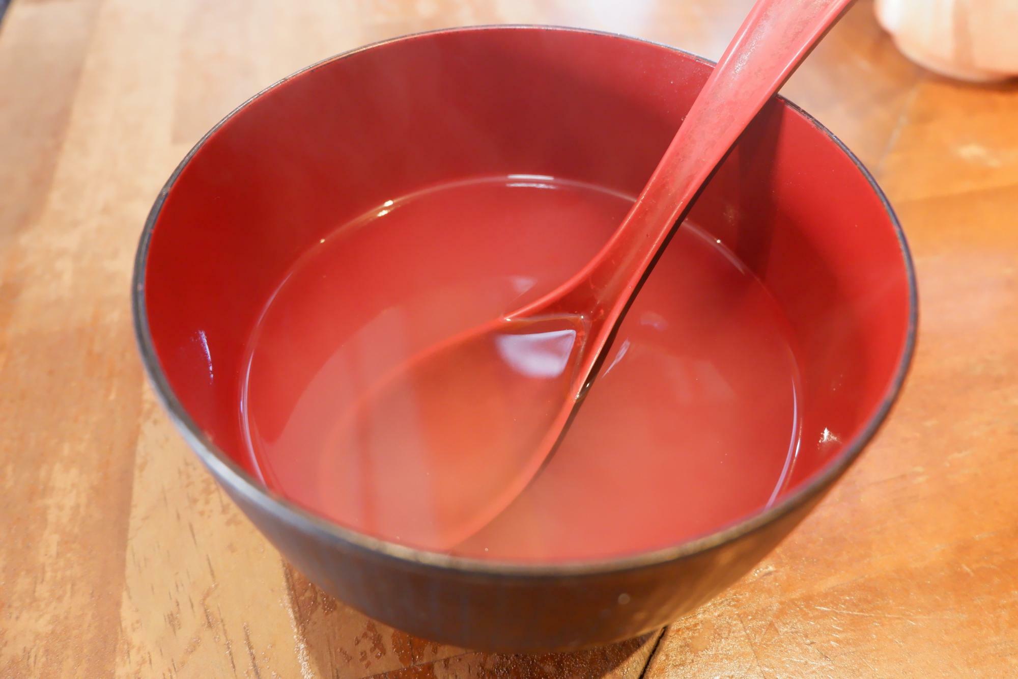 スープはスッキリした味わいですが、鶏の旨みがよく出ています