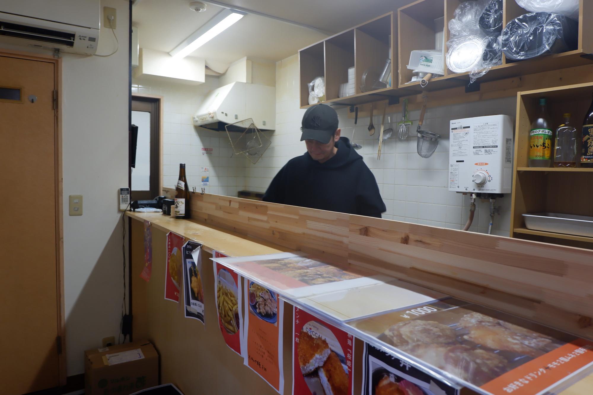 店主の日沢和紀さんがひとりで切り盛りするお店。店内飲食も可能ですが、メインはあくまでもテイクアウト