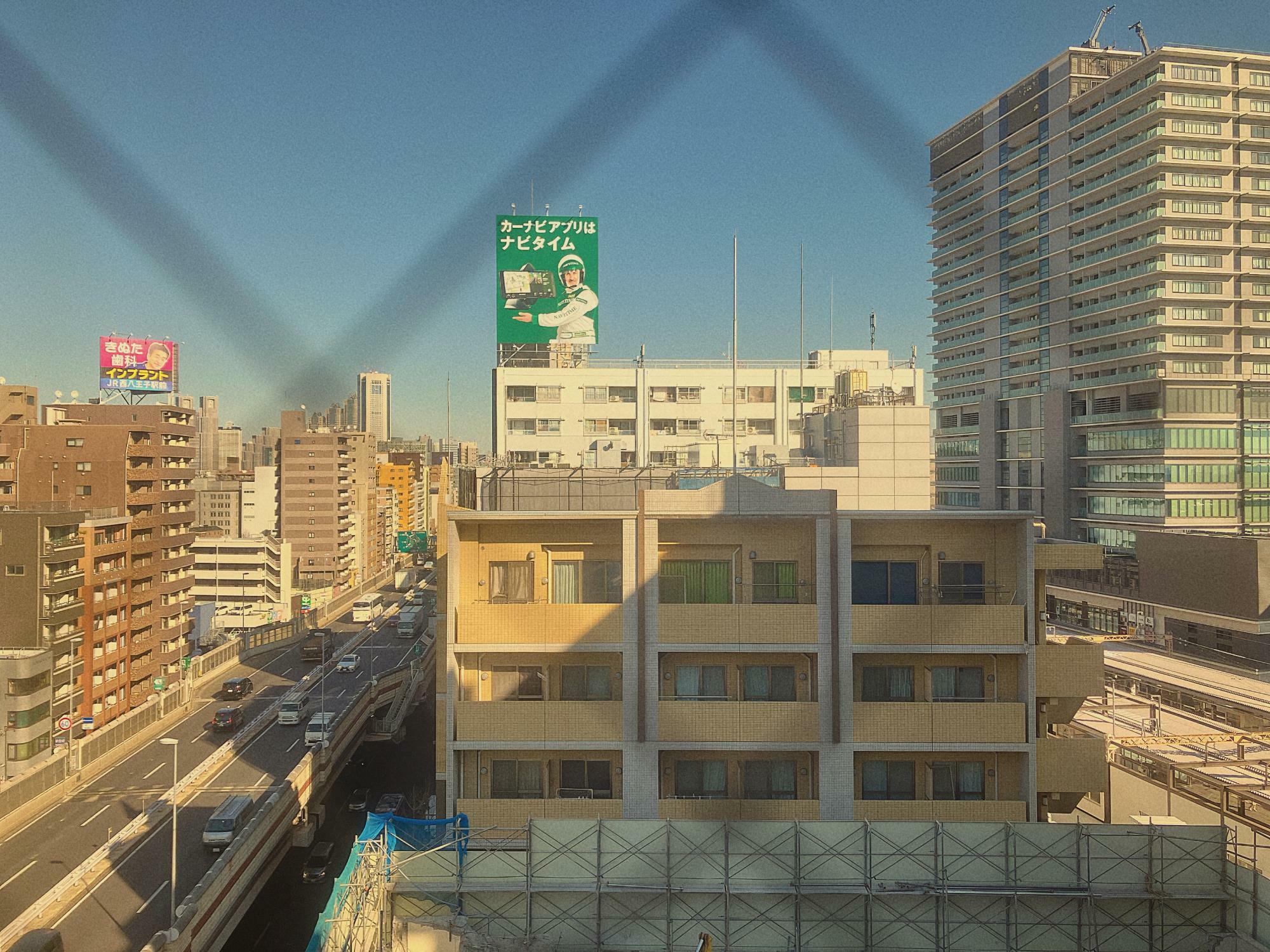 浴室の窓からは「きぬた歯科」の看板、その向こうに東京都庁