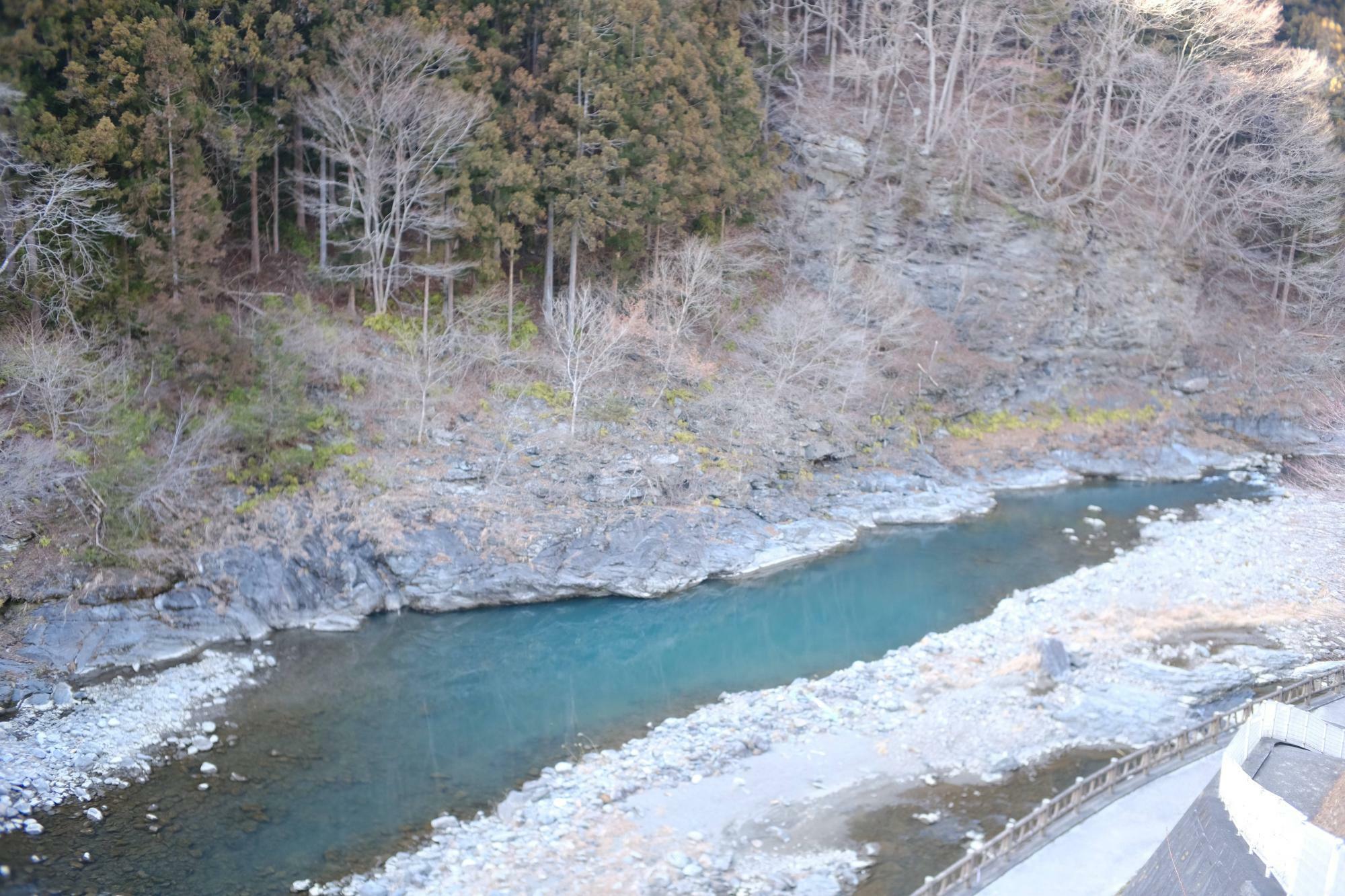 浴室から見える荒川の流れ