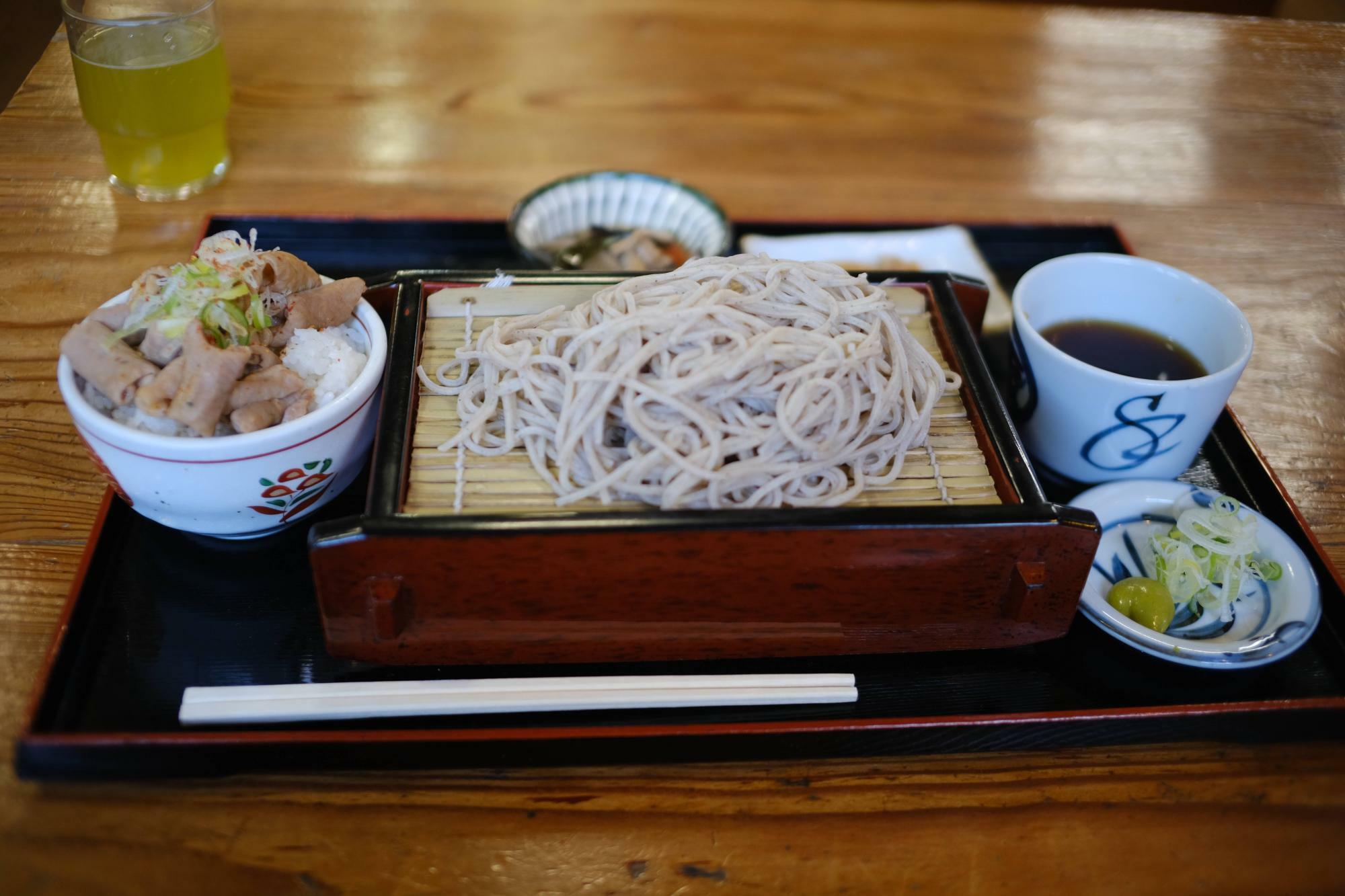 ざる蕎麦とミニホルモン丼のセット