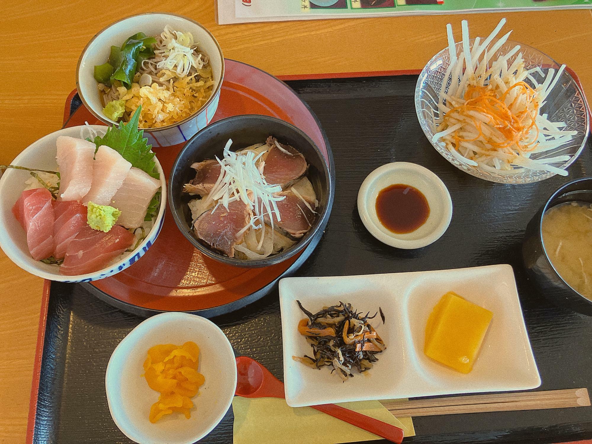 ３種の丼を選べる「あおみのどんぶりランチ」1380 円（平日限定）