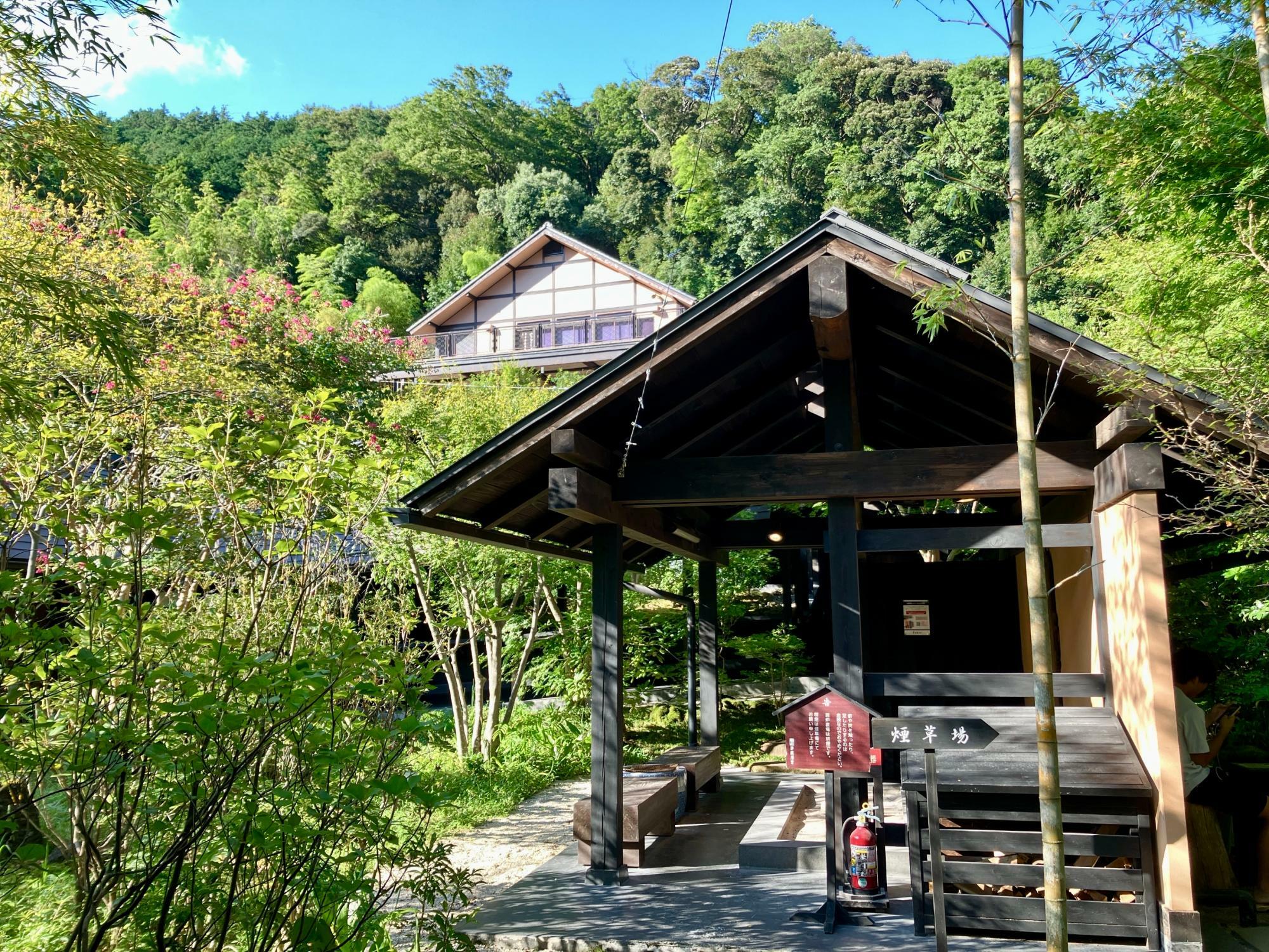 喫煙所は囲炉裏の裏と館内に１つあります