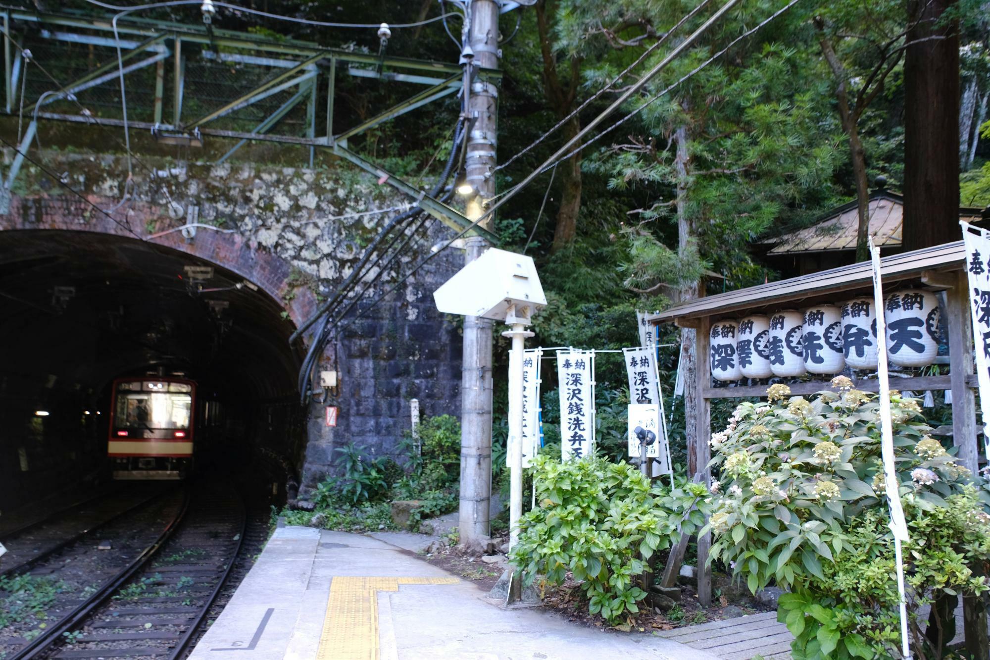 ホーム直結の神社がある