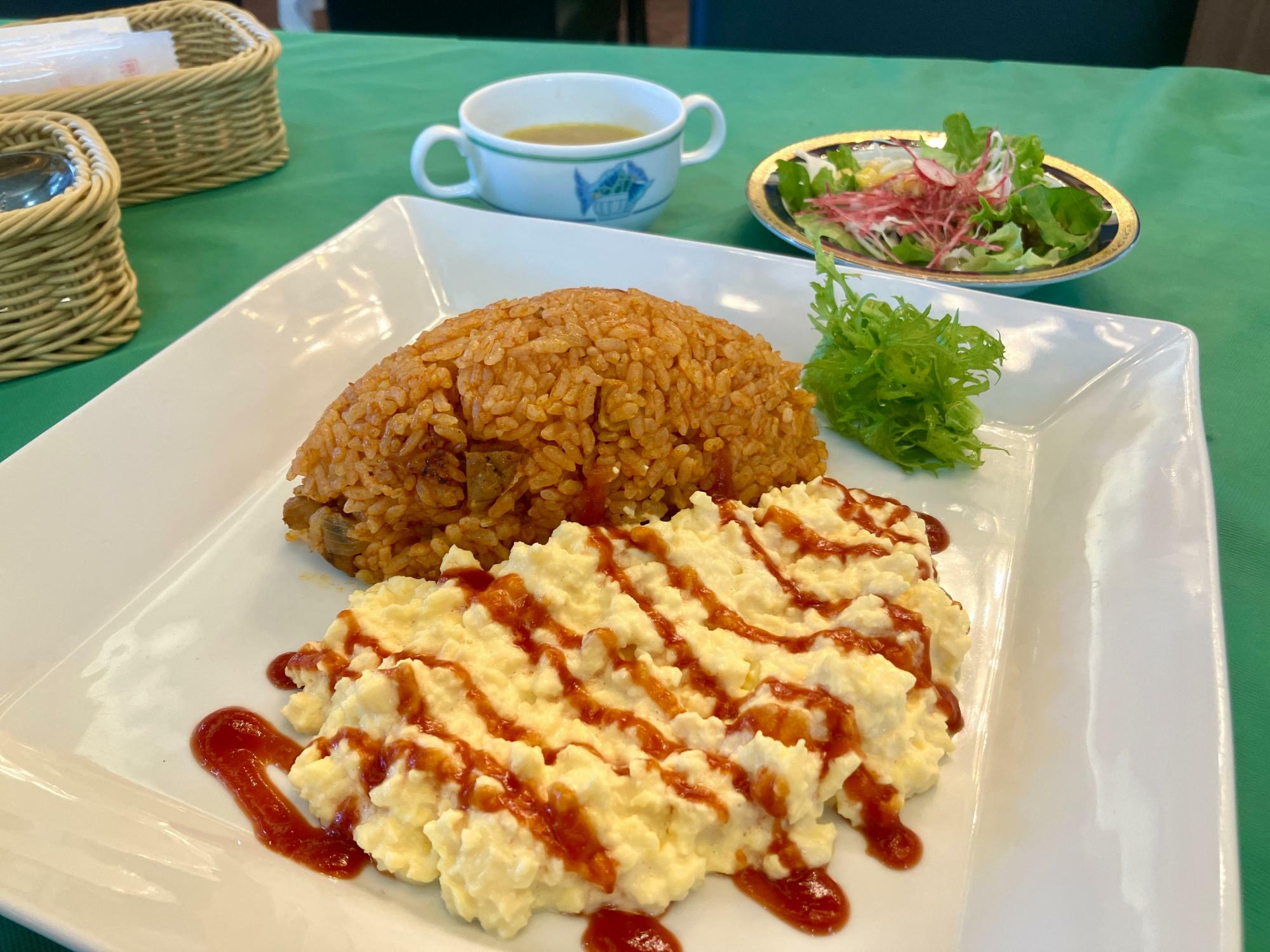 ふわとろオムライス。カレーとエビフライも人気のようです