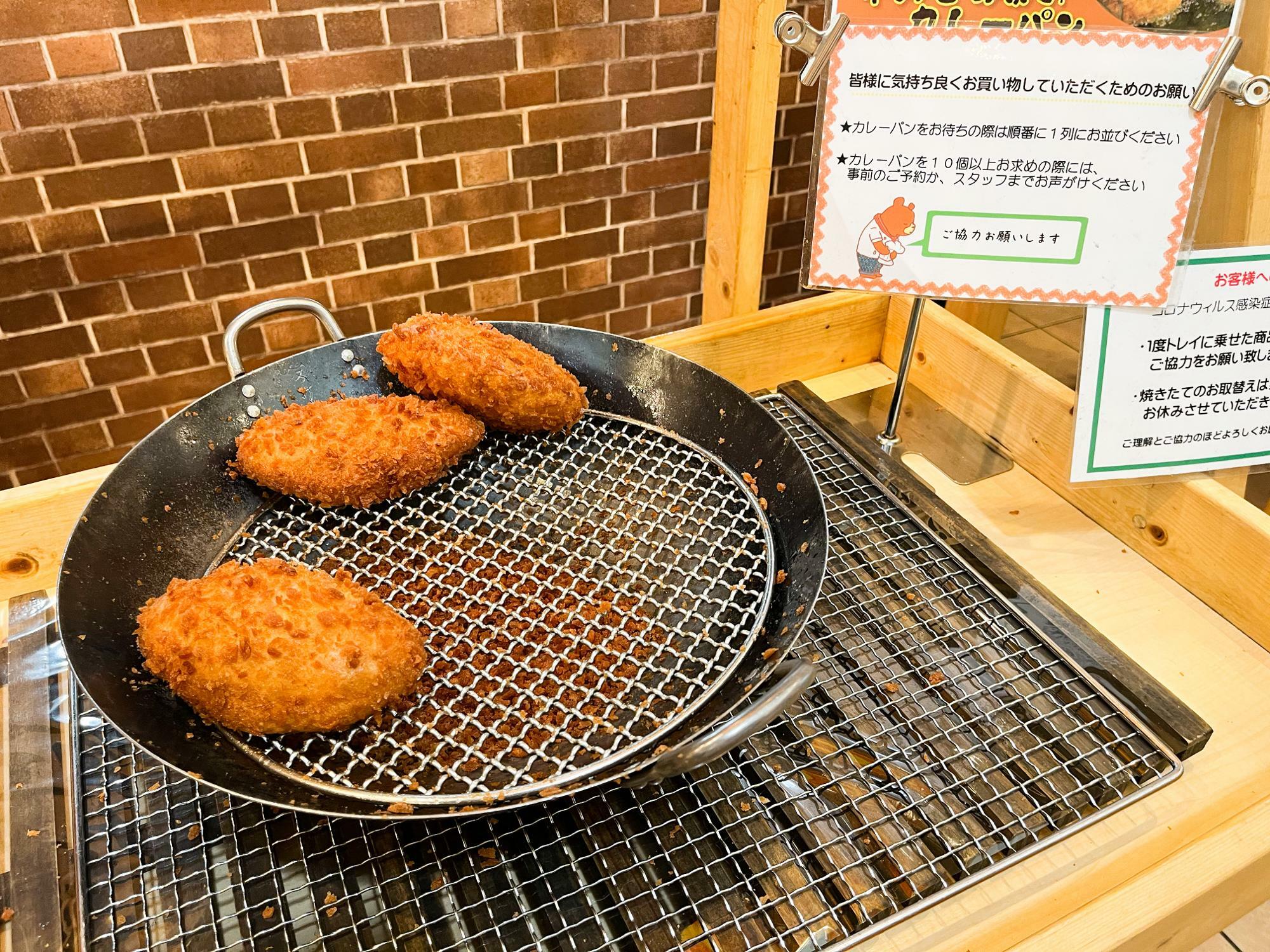 焼き立てを求めて列に並びましたが、わたしの番には残り3つという人気ぶり