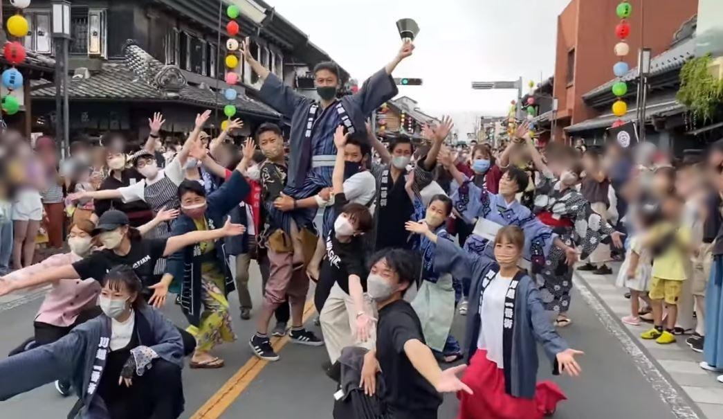 川越一番街の商店街の人々が踊る！