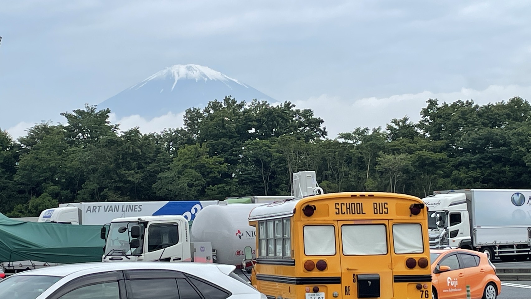 富士山とスクールバス（キャリー）とのコラボ