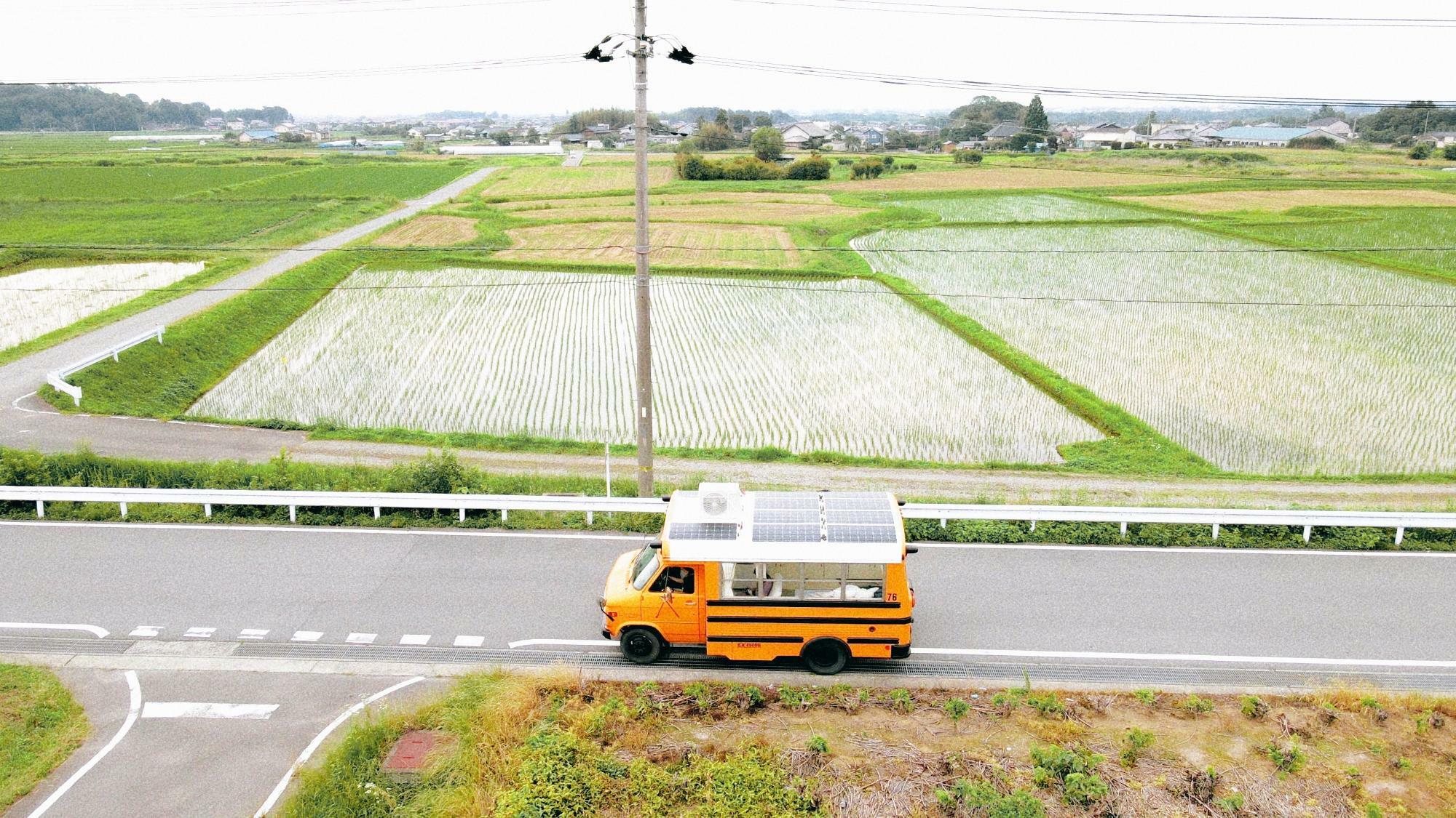 田んぼ道とスクールバス