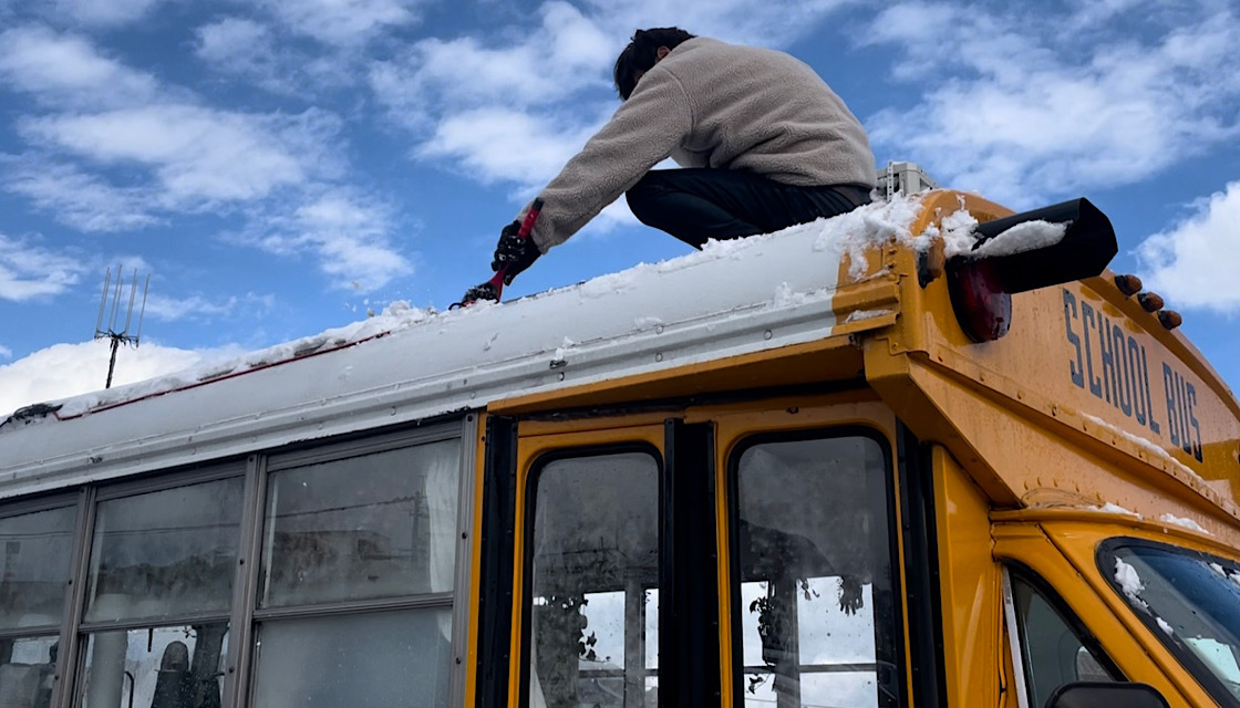 雪が積もったら降ろさないと発電しません