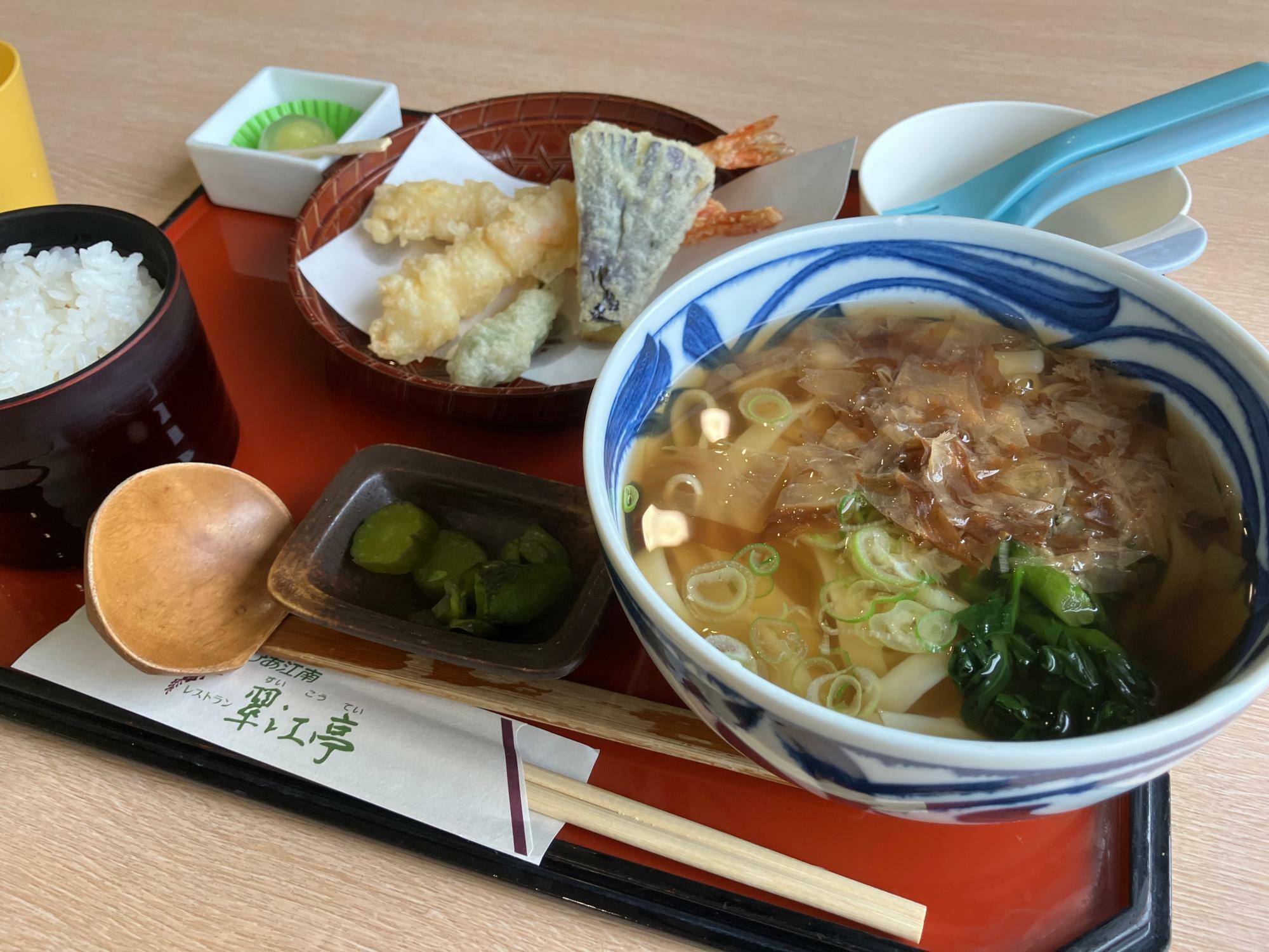 定食「きしめんと天ぷら定食」きしめん、なのはなのトッピング、白米、えび・ナス・獅子唐の天ぷら、きゅうりの浅漬け、ゆずのくずきり等　