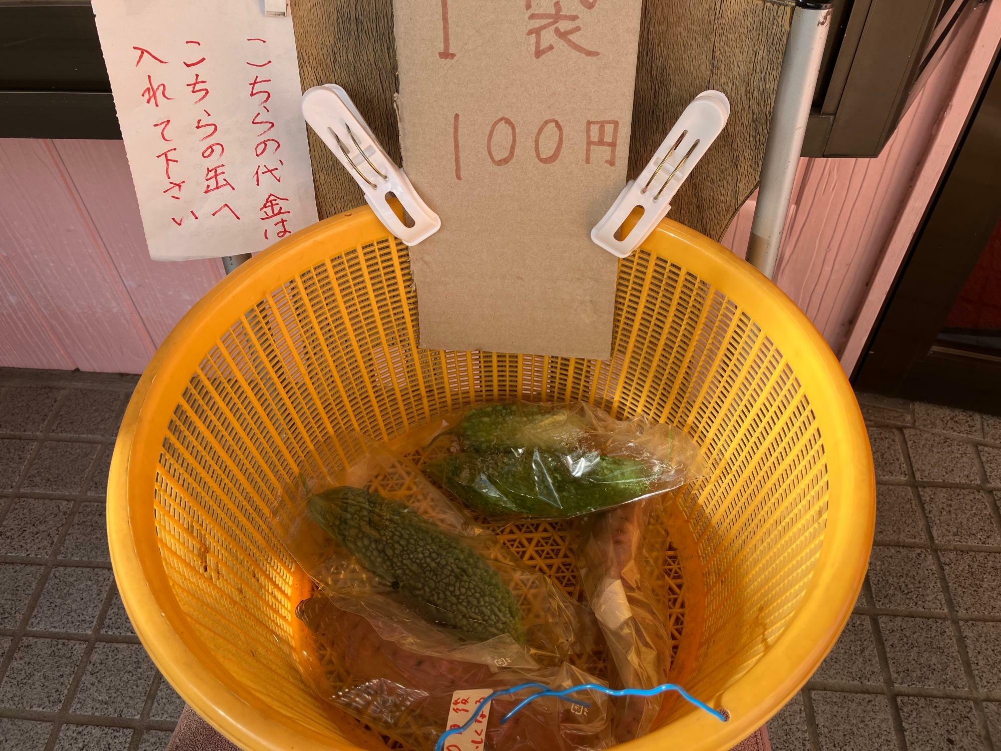 入り口やレジ横にある農家さんの野菜100円