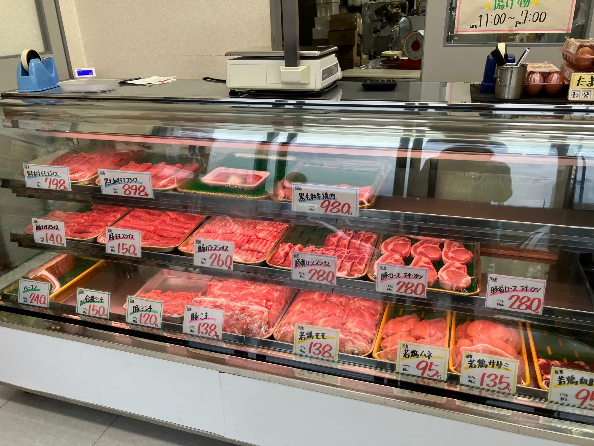 ショーケースの中ある豚肉、鶏肉、牛肉