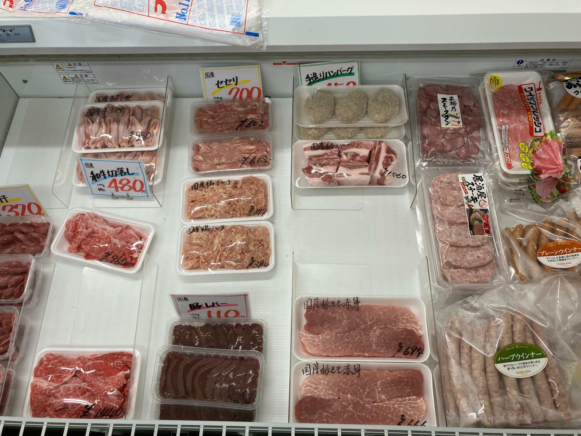 パックされている肉も鮮やかです。