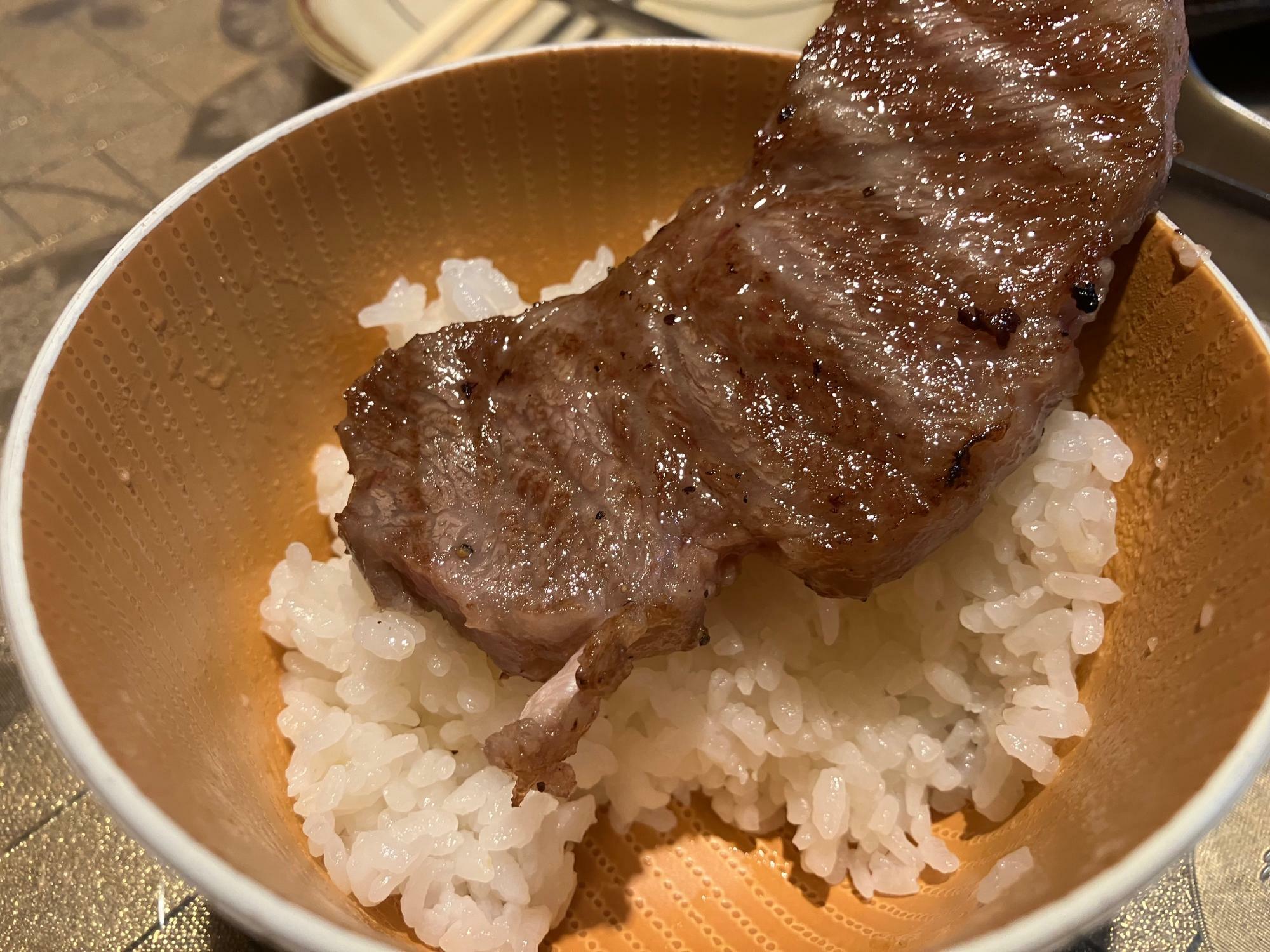 バウンド飯です。肉が大きいですよね。