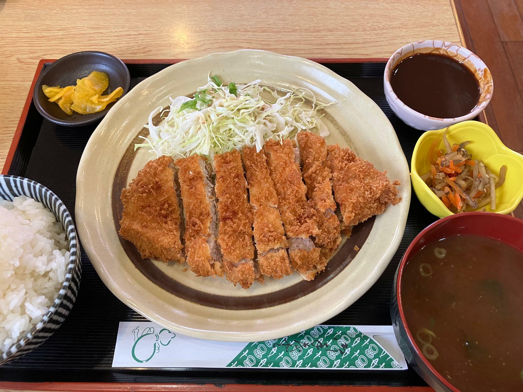 店内で注文している人が一番多かったみそかつ定食です。