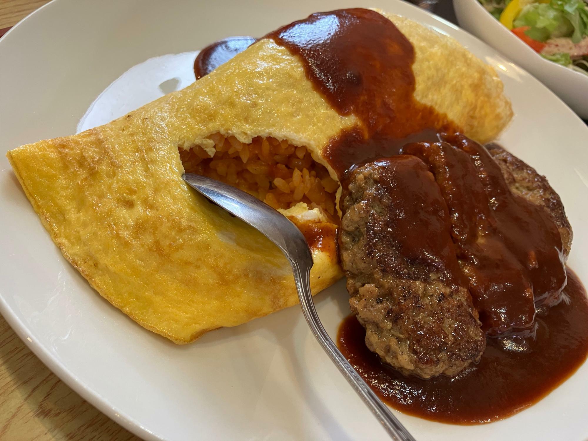 卵の焼き目が香ばしく中のケチャップライスとよく合います。